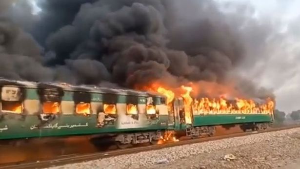 Ngọn lửa bao phủ cả đoàn tàu