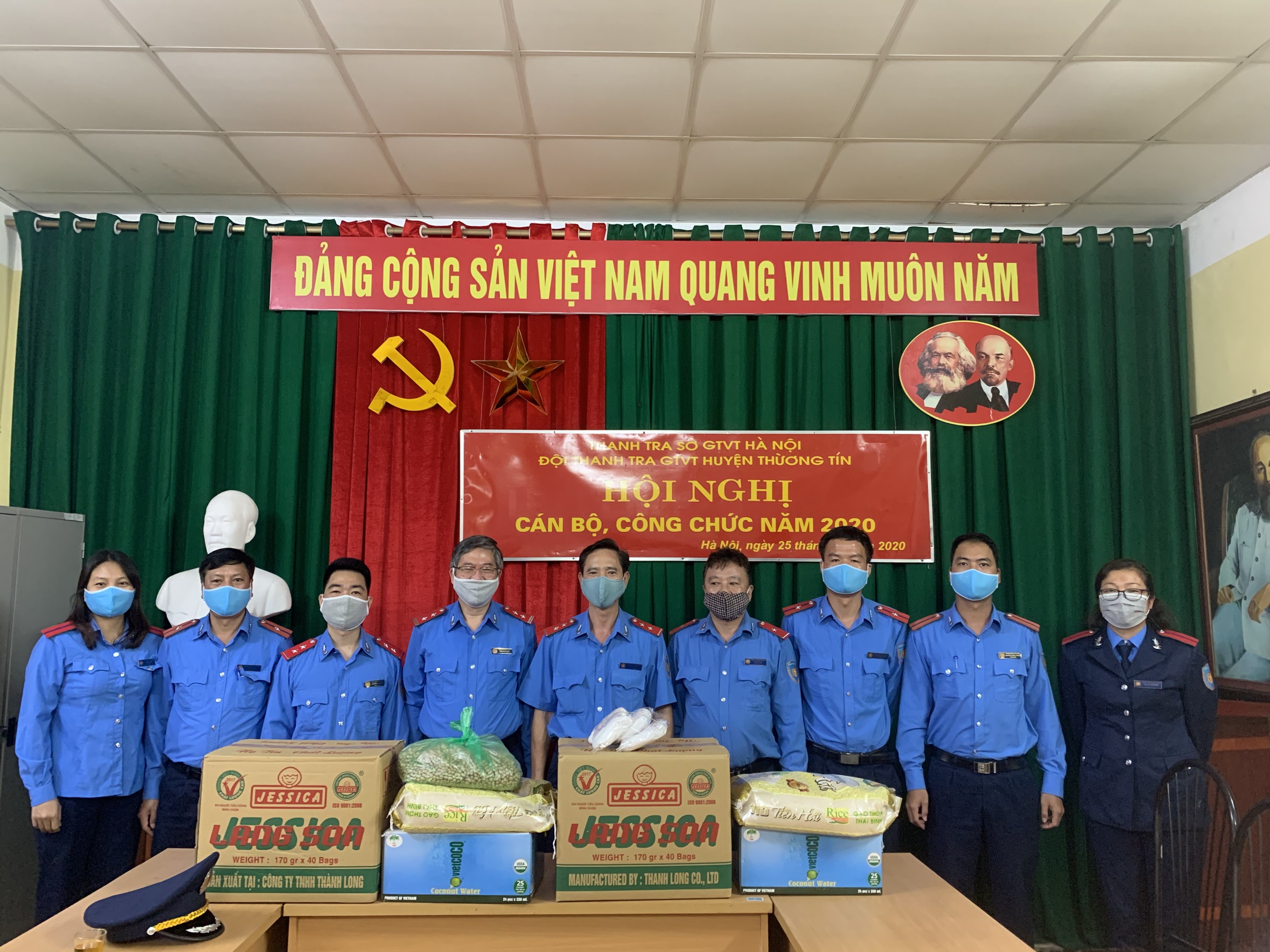 Đồng chí Trần Nhật Quang, Chánh Thanh tra đại diện Thanh tra Sở Giao thông vận tải Hà Nội đã đi thăm và động viên lực lượng tham gia tại chốt trực của Đội Thanh tra GTVT huyện Thường Tín sáng ngày 16/4/2020