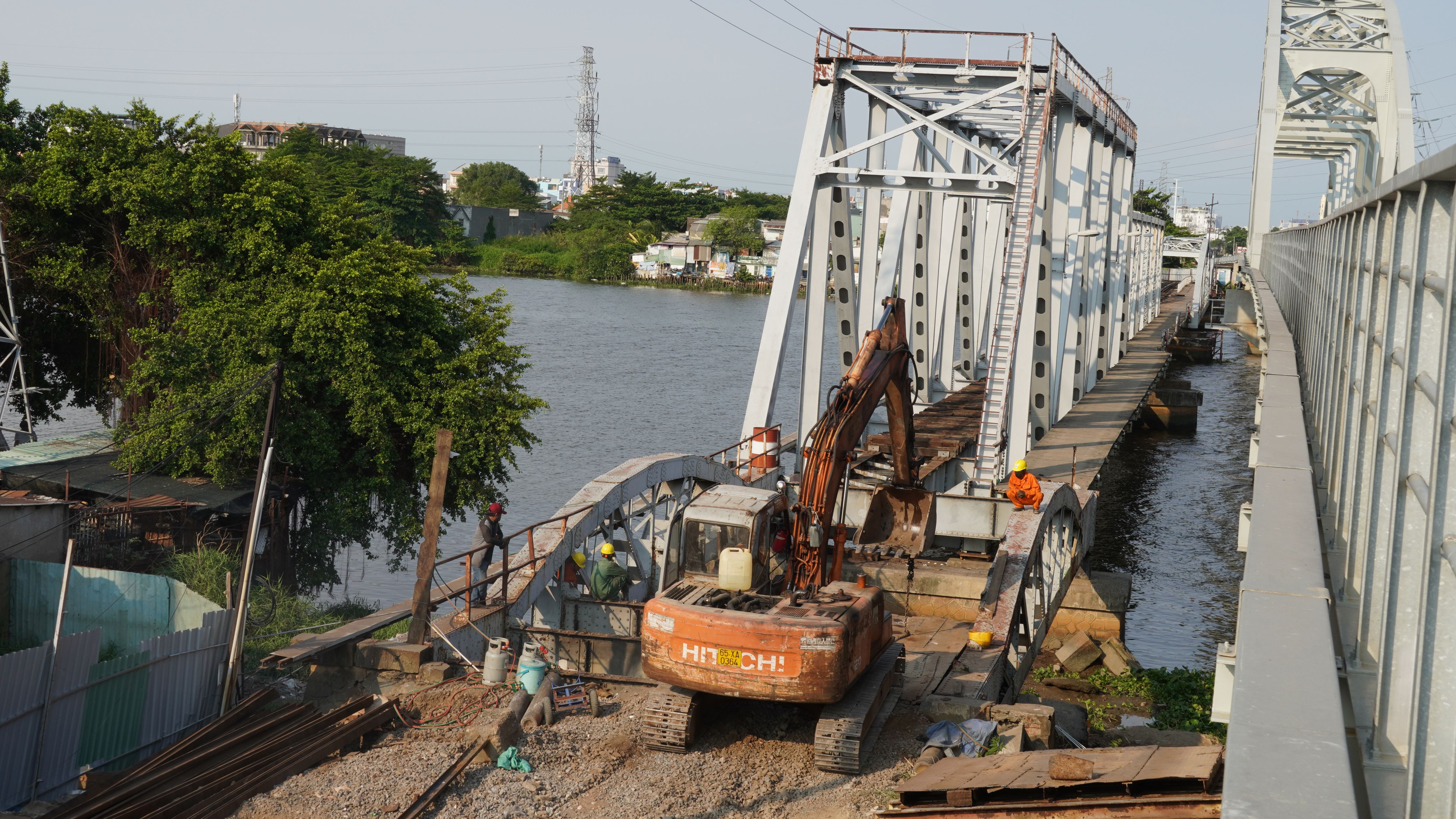 Cầu sắt Bình Lợi cũ là chiếc cầu đường sắt vượt sông Sài Gòn đầu tiên được xây dựng năm 1902. Do độ tĩnh không thông thuyền thấp khoảng 1,8m nên thời gian đầu, cây cầu có nhịp cầu quay ở phía bờ quận Thủ Đức cho tàu thuyền qua lại.