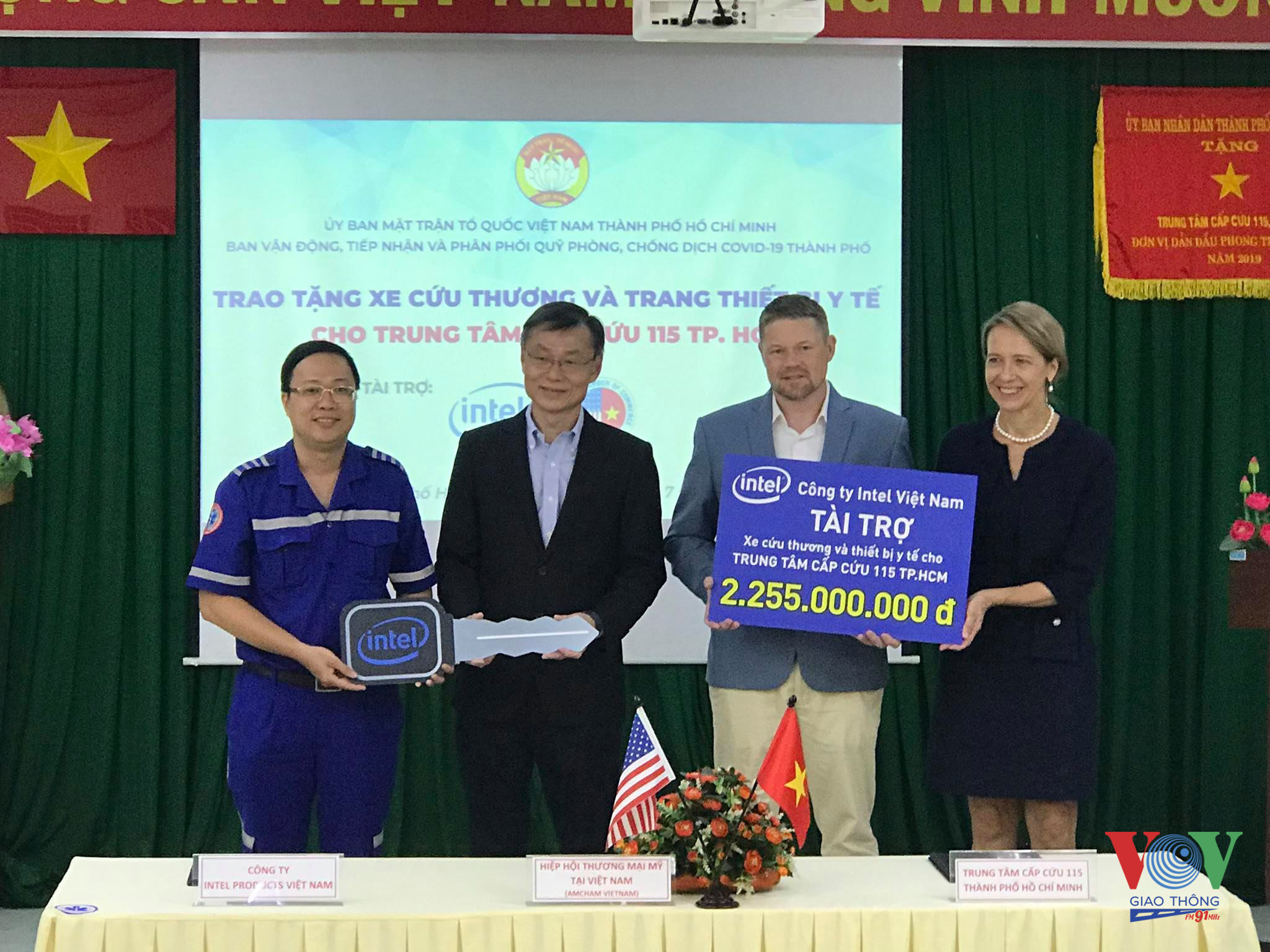 Đại diện Hiệp hội thương mại Mỹ tại Việt Nam (Amcham Việt Nam – Tp HCM & Đà nẵng) và công ty TNHH Intel Products Việt Nam trao chìa khóa xe cứu thương mới cho Trung tâm cấp cứu 115 TPHCM.