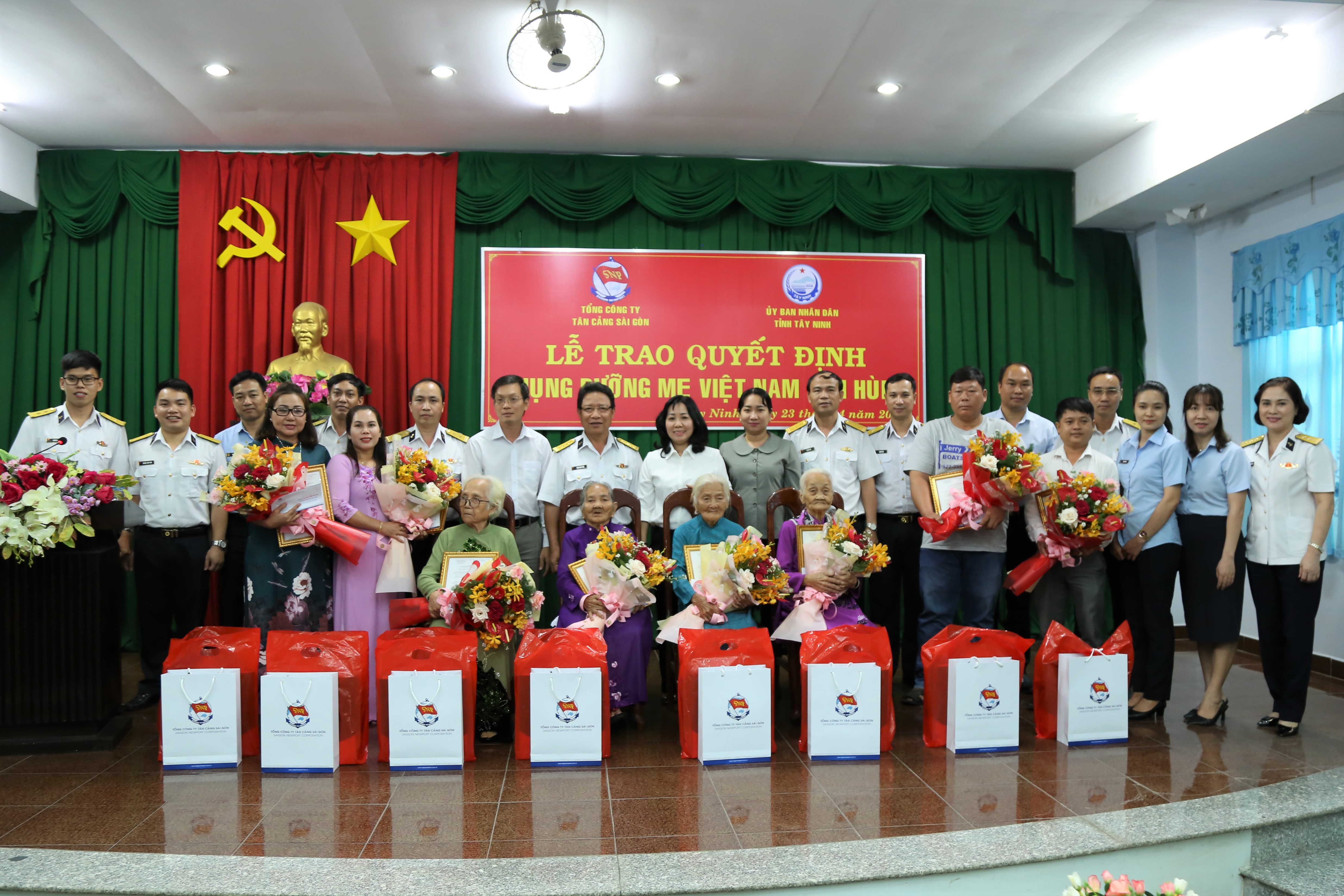  Đại diện lãnh đạo tỉnh Tây Ninh, Tổng Công ty Tân Cảng Sài Gòn cùng 8 Bà mẹ Việt Nam Anh Hùng được nhận phụng dưỡng suốt đời