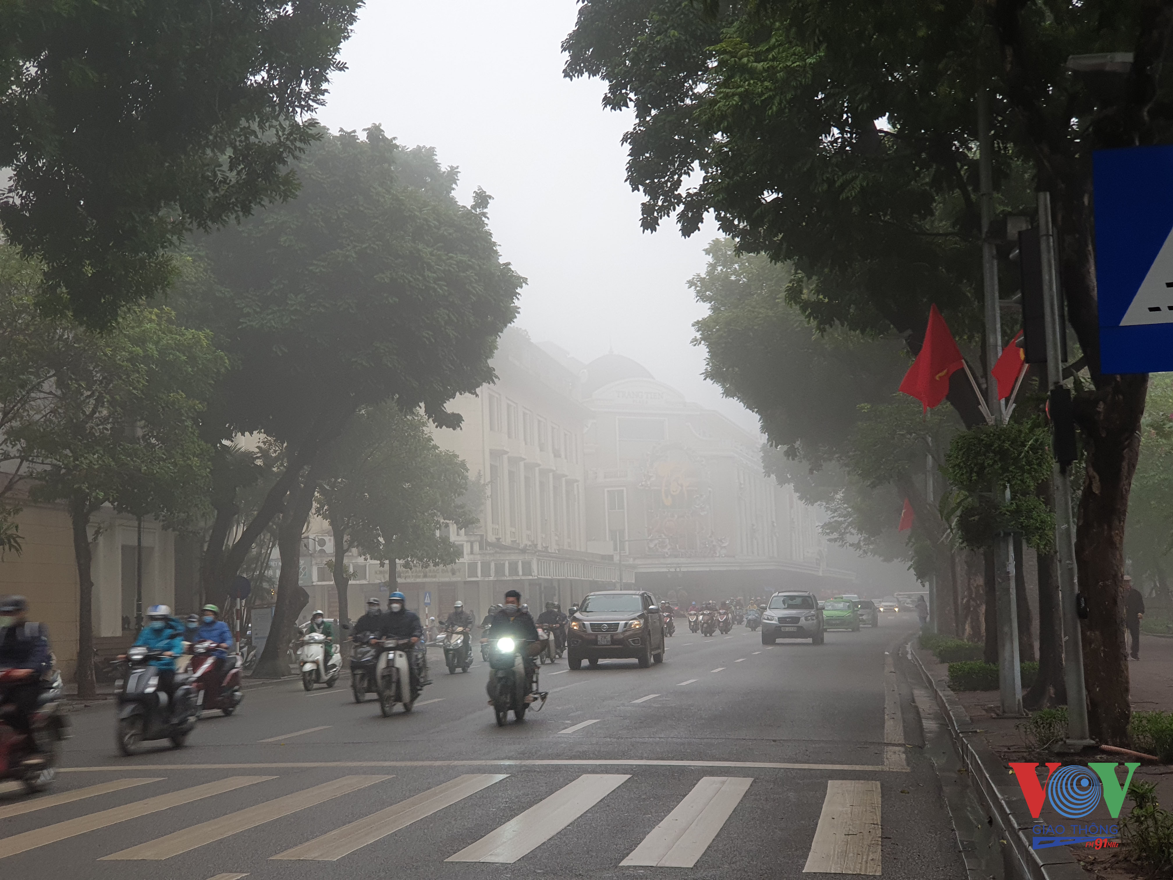 1 Ghi nhận trong sáng nay, khu vực nội thành Hà Nội xuất hiện sương mù dày làm tầm nhìn bị hạn chế
