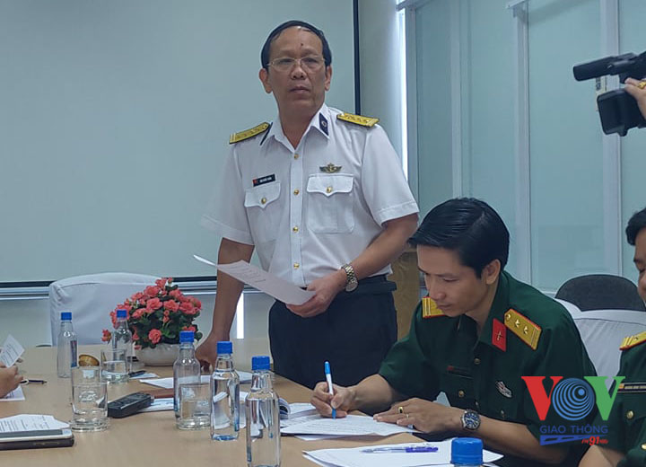 Ảnh 1: Đại tá, bác sĩ Đậu Quốc Trấn - giám đốc trung tâm y tế Tân Cảng, thành viên Ban Chỉ Đạo phòng chống dịch nCoV trao đổi với các đơn vị trực thuộc về các giải pháp phòng chống dịch 