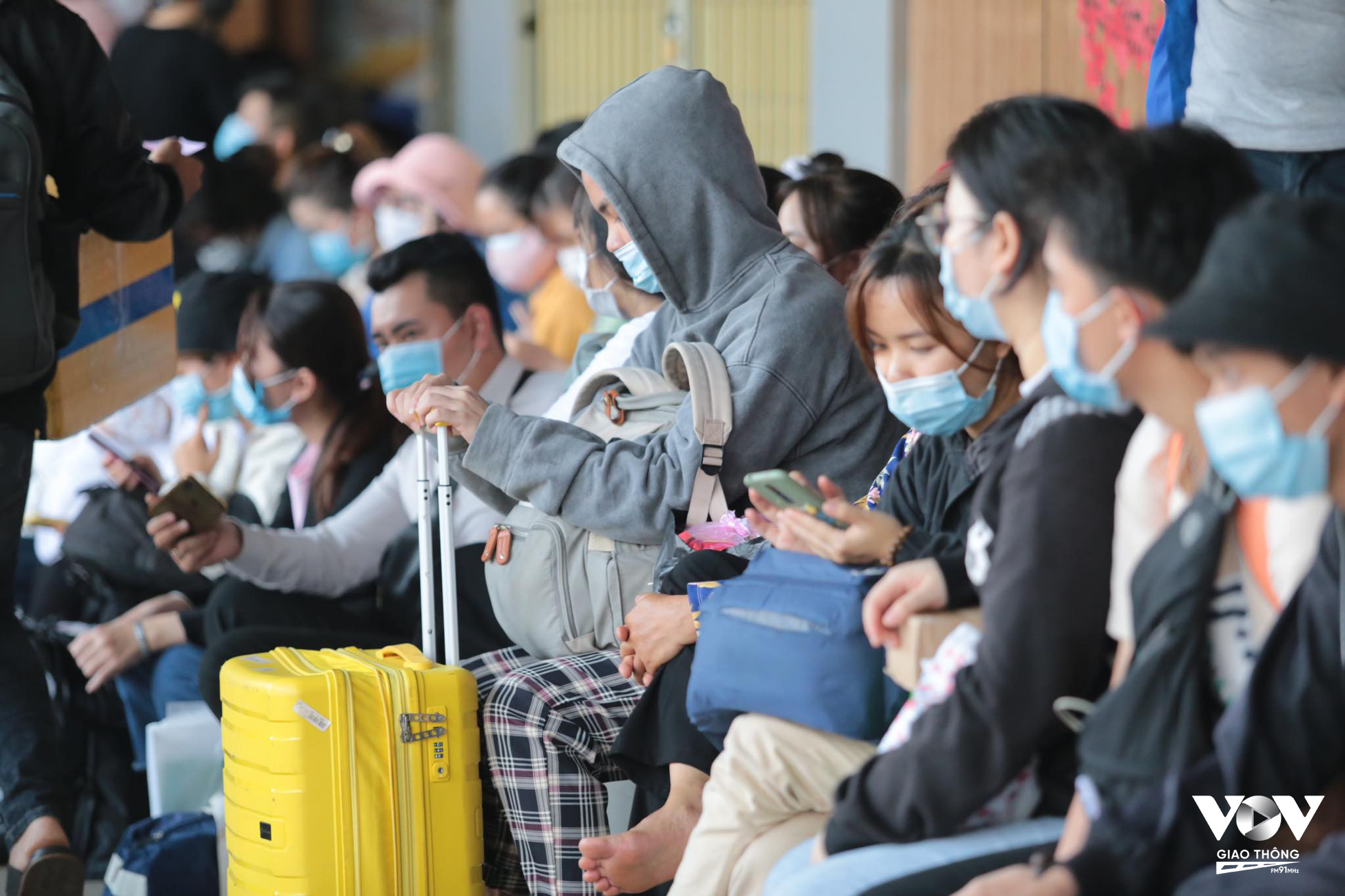 9 và 10. Bên trong khu vực nhà xe, hàng ngàn người đang ngồi chờ đến giờ lên xe về quê. Ghi nhận, tất cả người dân đều chấp hành tron việc đeo khẩu trang.