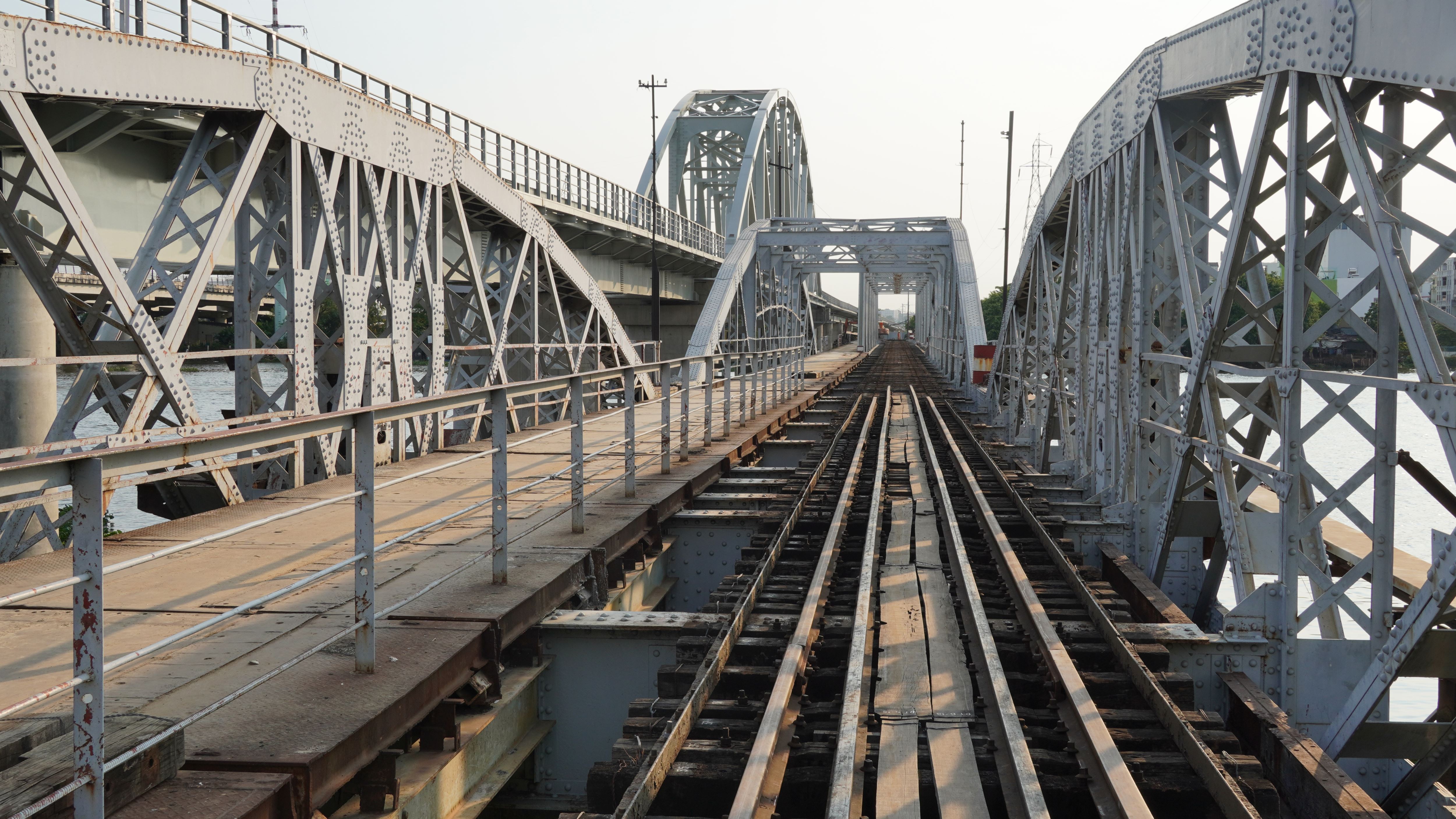 Trước đó, chiều 14/9/2019, đoàn xe lửa Bắc - Nam đã chạy qua cầu Bình Lợi mới,  từ đó cầu sắt Bình Lợi cũ chấm dứt sứ mệnh sau 118 năm hoạt động.