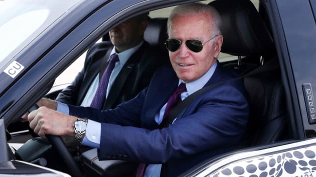 Tổng thống Mỹ Joe Biden lái thử chiếc xe bán tải điện Ford F-150 khi đến thăm Trung tâm Phát triển Ford Dearborn ở Michigan vào tháng 5/2021
