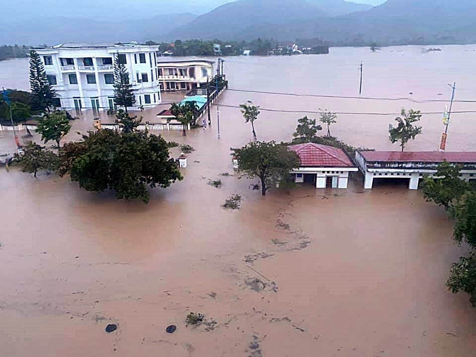 Nhiều khu vực tại Phú Yên chìm trong biển nước