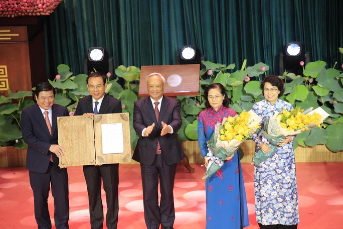 Phó Chủ tịch Quốc hội Uông Chu Lưu trao Nghị quyết 1111 của Ủy ban Thường vụ Quốc hội cho lãnh đạo TP.HCM - Ảnh Người Lao động
