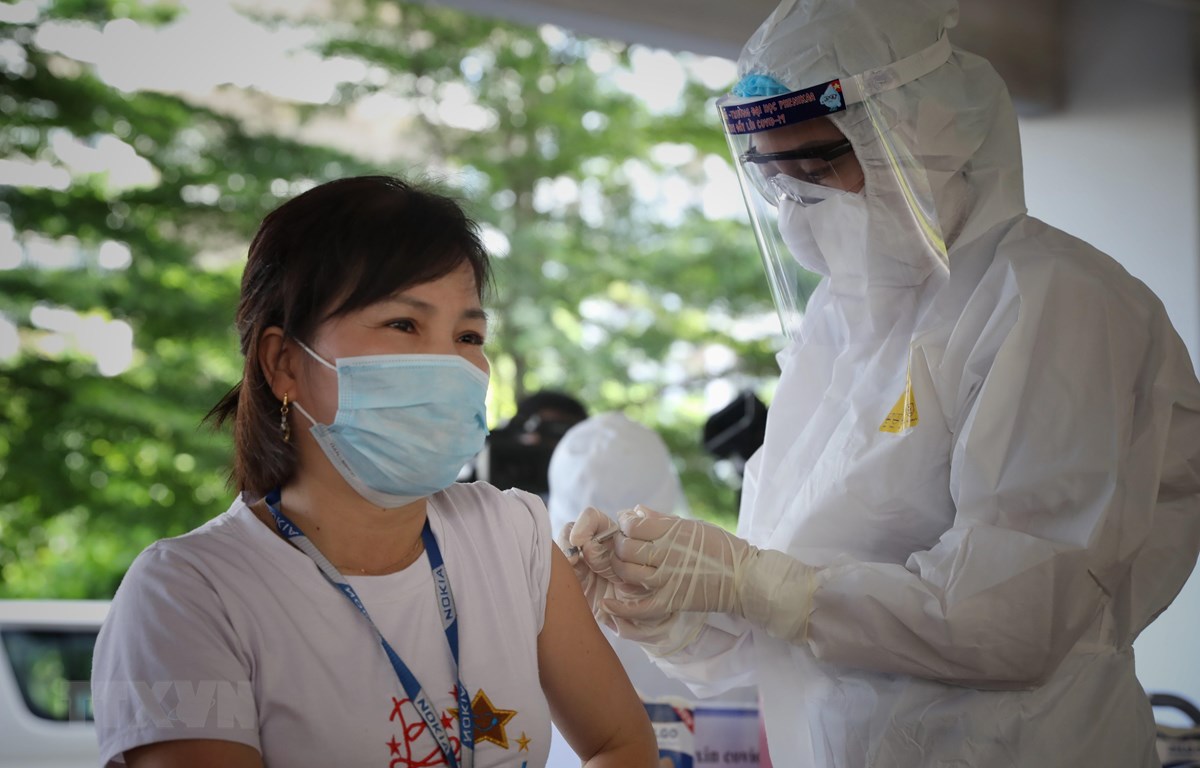 công nhân trong các khu công nghiệp ở Bắc Ninh, Bắc Giang được tiêm vaccine phòng COVID-19. Ảnh TTXVN 