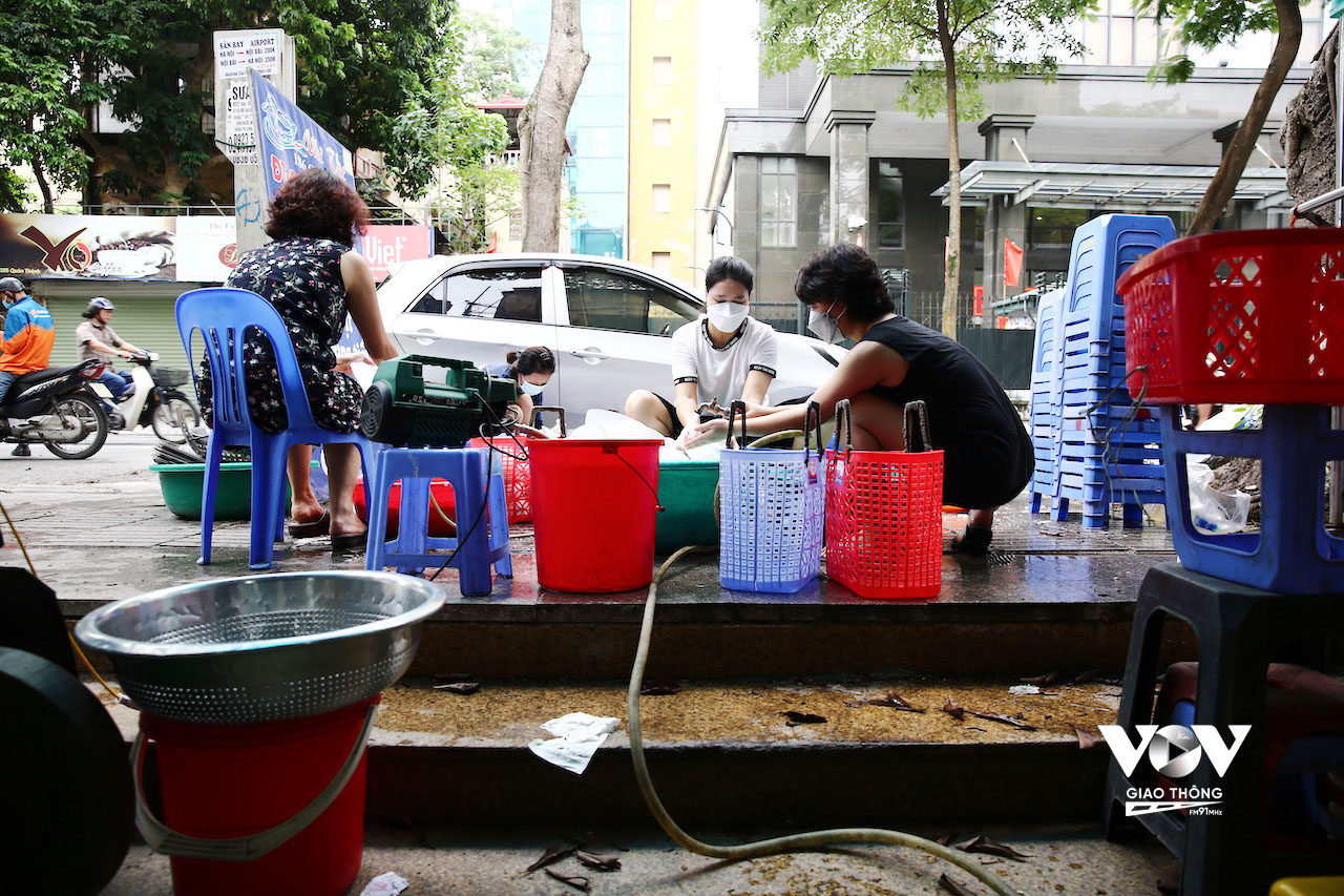Một cửa hàng kinh doanh ăn uống trên phố Quán Thánh, Ba Đình, Hà Nội đang dọn dẹp, lau rửa bát đĩa, bàn ghế để chuẩn bị cho ngày mở cửa trở lại phục vụ khách hàng