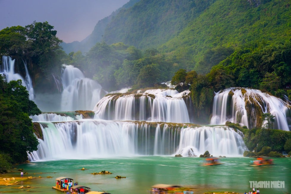 Thung lũng Phong Nậm với thác nước đổ dài như một dải lụa kỳ ảo. Ảnh: Thanh Niên
