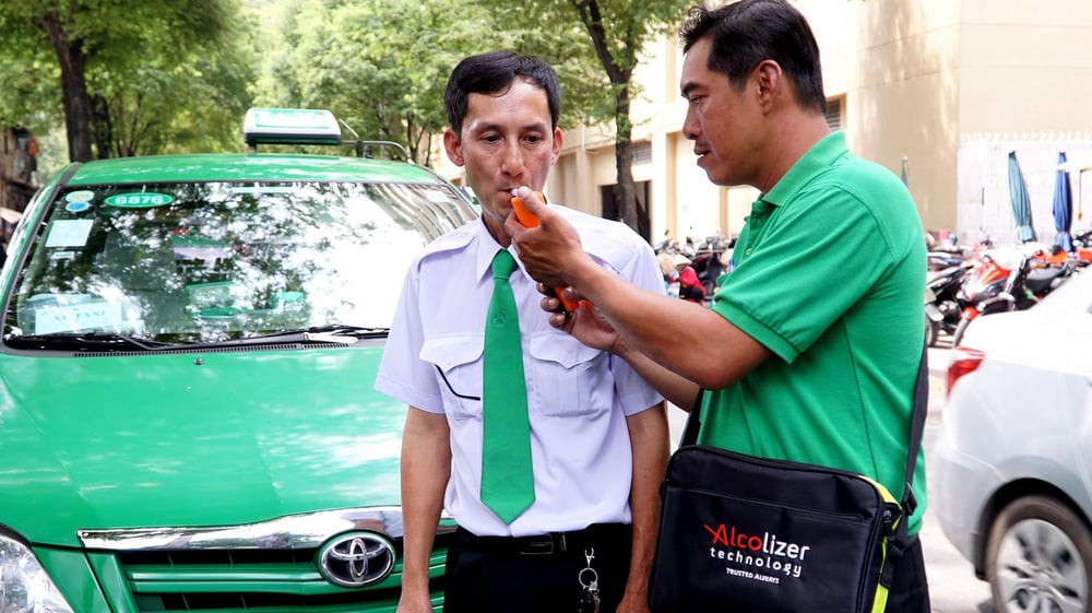 Kiểm tra nồng độ cồn với tài xế taxi Mai Linh