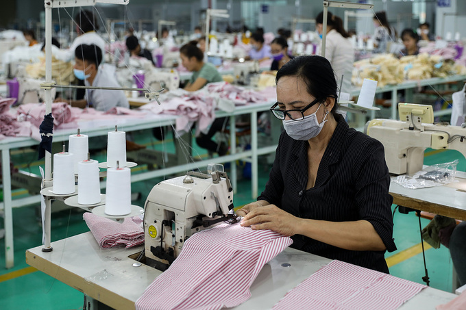 Công nhân làm việc trong một công ty may mặc ở KCN Tân Đô, Long An. Ảnh: Vnexpress 