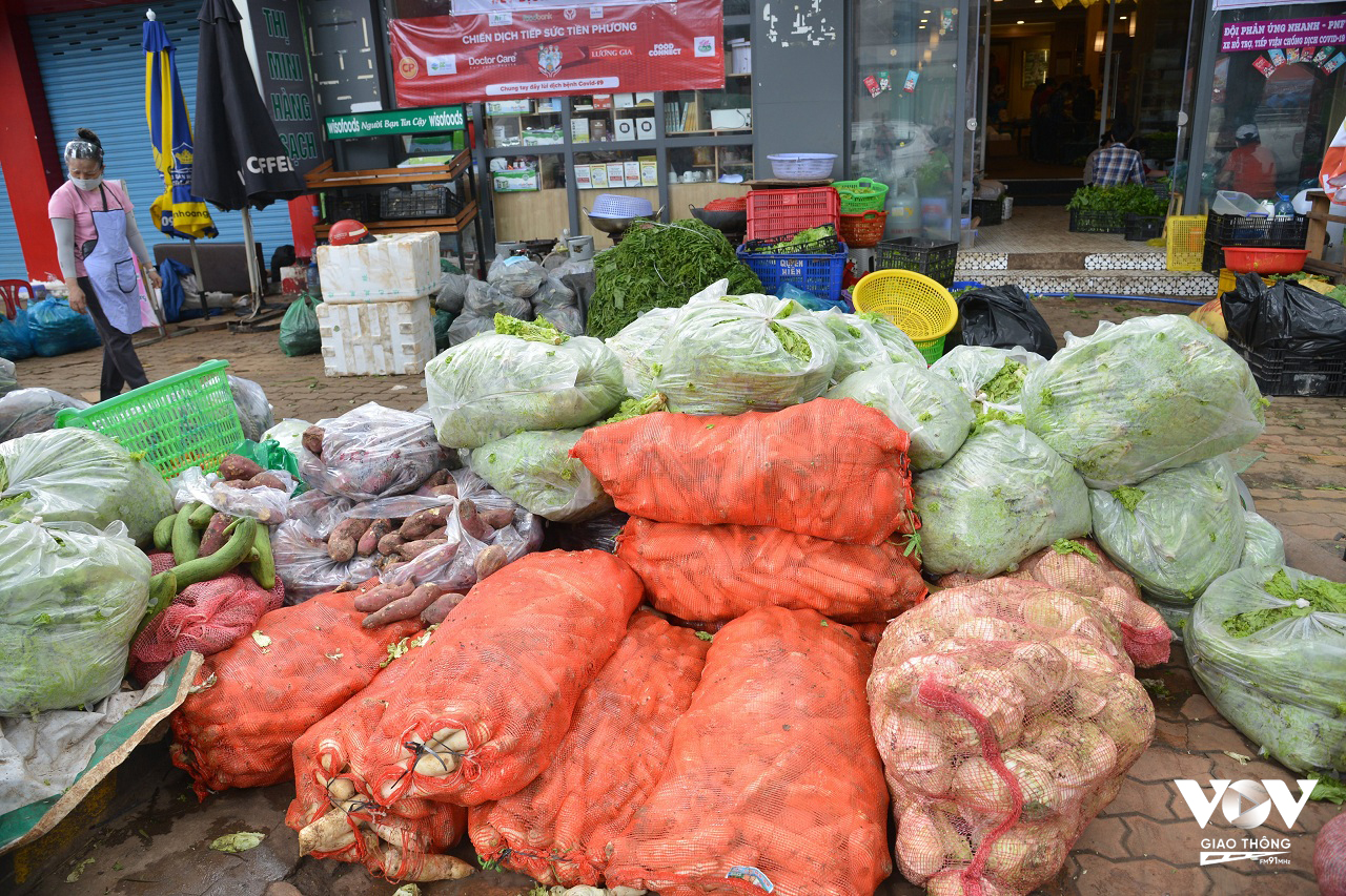 H2. Từ 3 giờ sáng, xe container chở hàng chục tấn rau củ, quả về đến "chợ rau 0 đồng" nằm trên đường Nguyễn Thị Minh Khai (Quận 1).