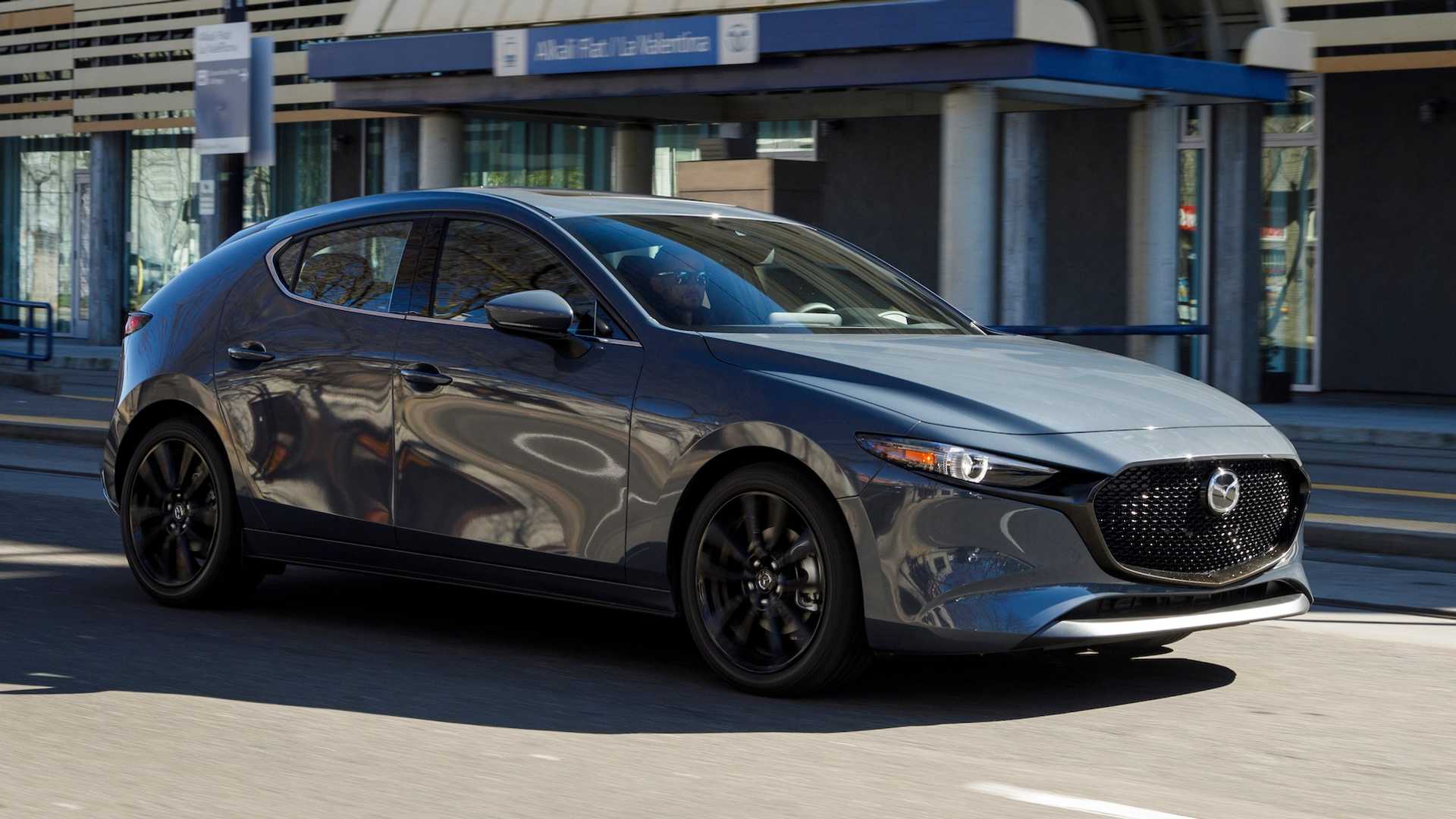 6Mazda3: Doanh số bán Mazda3 trong tháng 8/2019 đạt 903 xe, giảm 104 xe so với tháng trước đó.