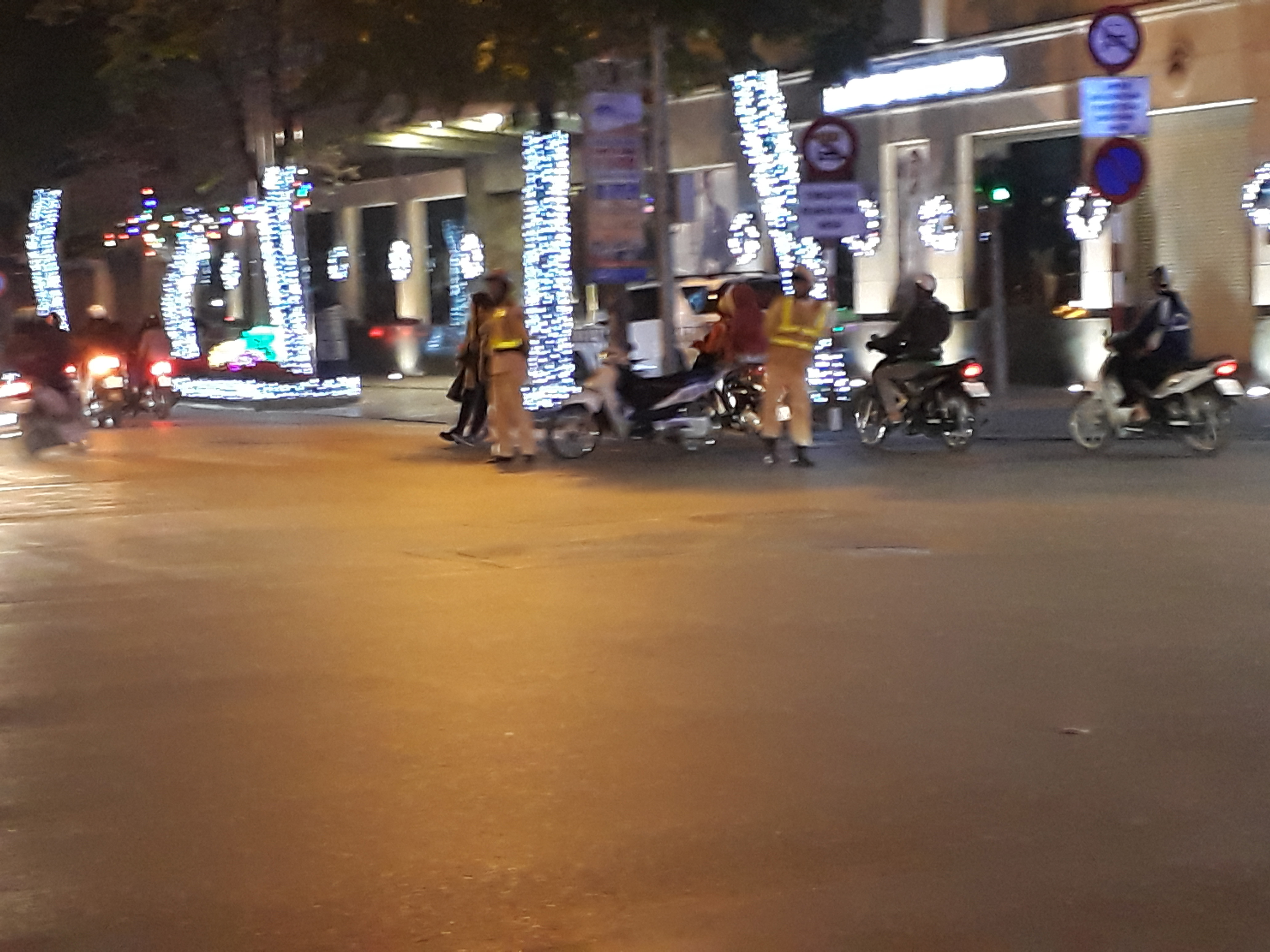 Người Hà Nội đổ ra đường ăn mừng sau chiến thắng của đội tuyển U22 Việt Nam