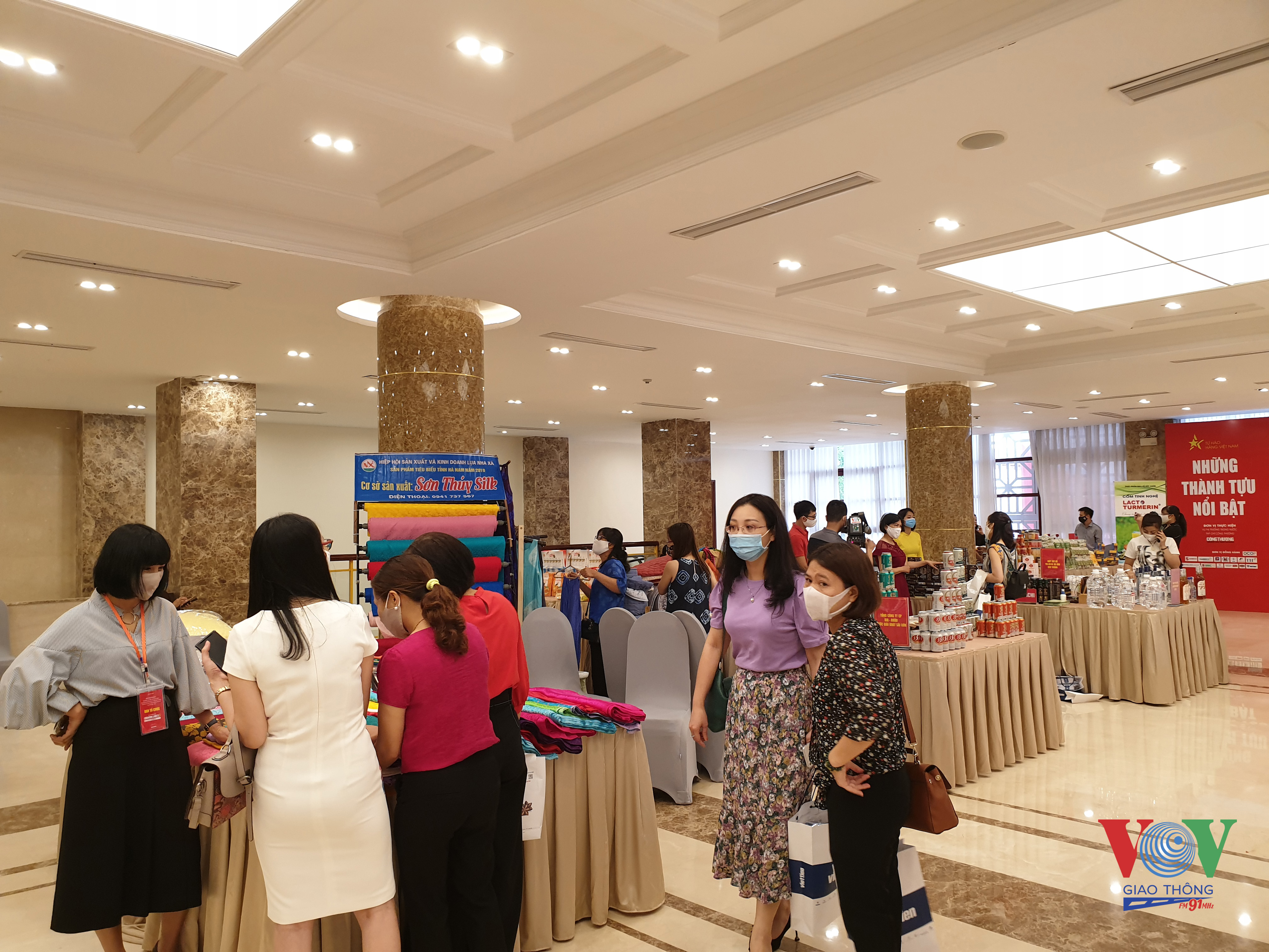 Gian trưng bày một số sản phẩm hàng Việt tại sự kiện
