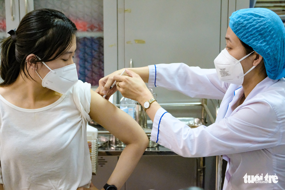 Tiêm vắc xin ngừa COVID-19 cho người dân tại phường Lý Thái Tổ, Hoàn Kiếm, Hà Nội chiều 27-7 - Ảnh: Tuổi trẻ