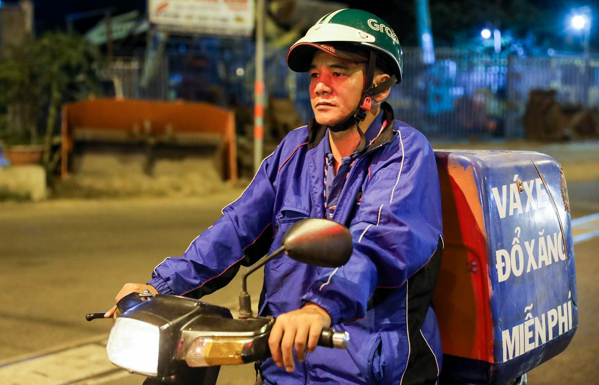 Anh Lê Thanh Tùng, 43 tuổi, chạy xe nhiều con đường huyết mạch để giúp những người không may găp sự cố dọc đường.