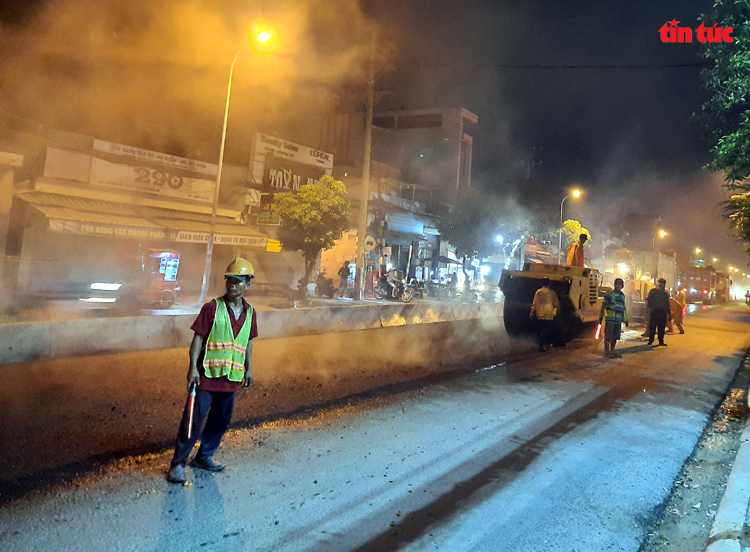 Công nhân tranh thủ thi công vào ban đêm để không ảnh hưởng đến giao thông - Ảnh Báo Tin tức