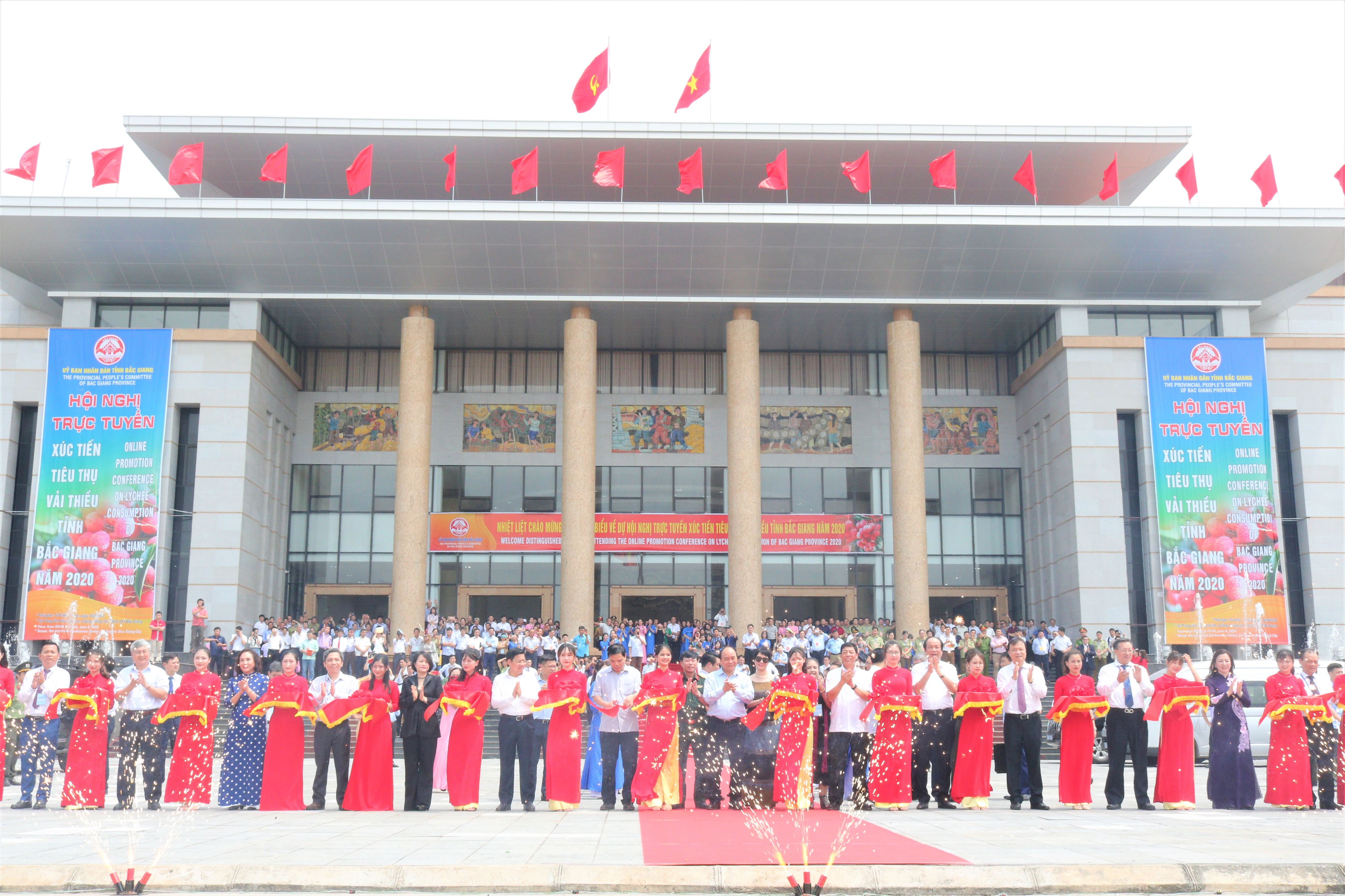 Thủ tướng Nguyễn Xuân Phúc và đoàn công tác Chính phủ cắt băng tại lễ xuất hành đoàn xe vải thiều đi tiêu thụ tại thị trường trong và ngoài nước