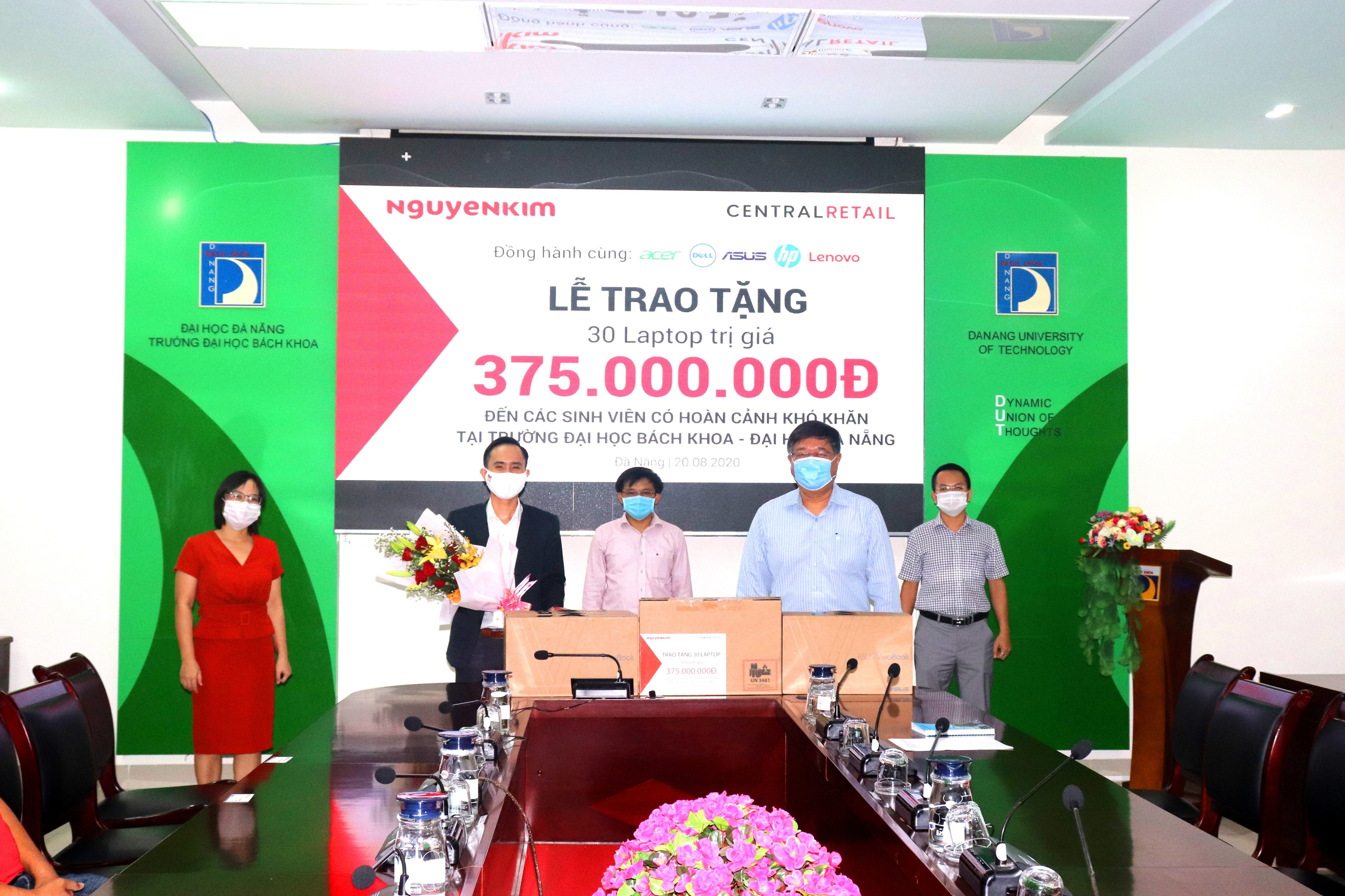 Đại diện Nguyễn Kim trao tặng Laptop cho sinh viên trường Đại học Bách khoa Đà Nẵng 