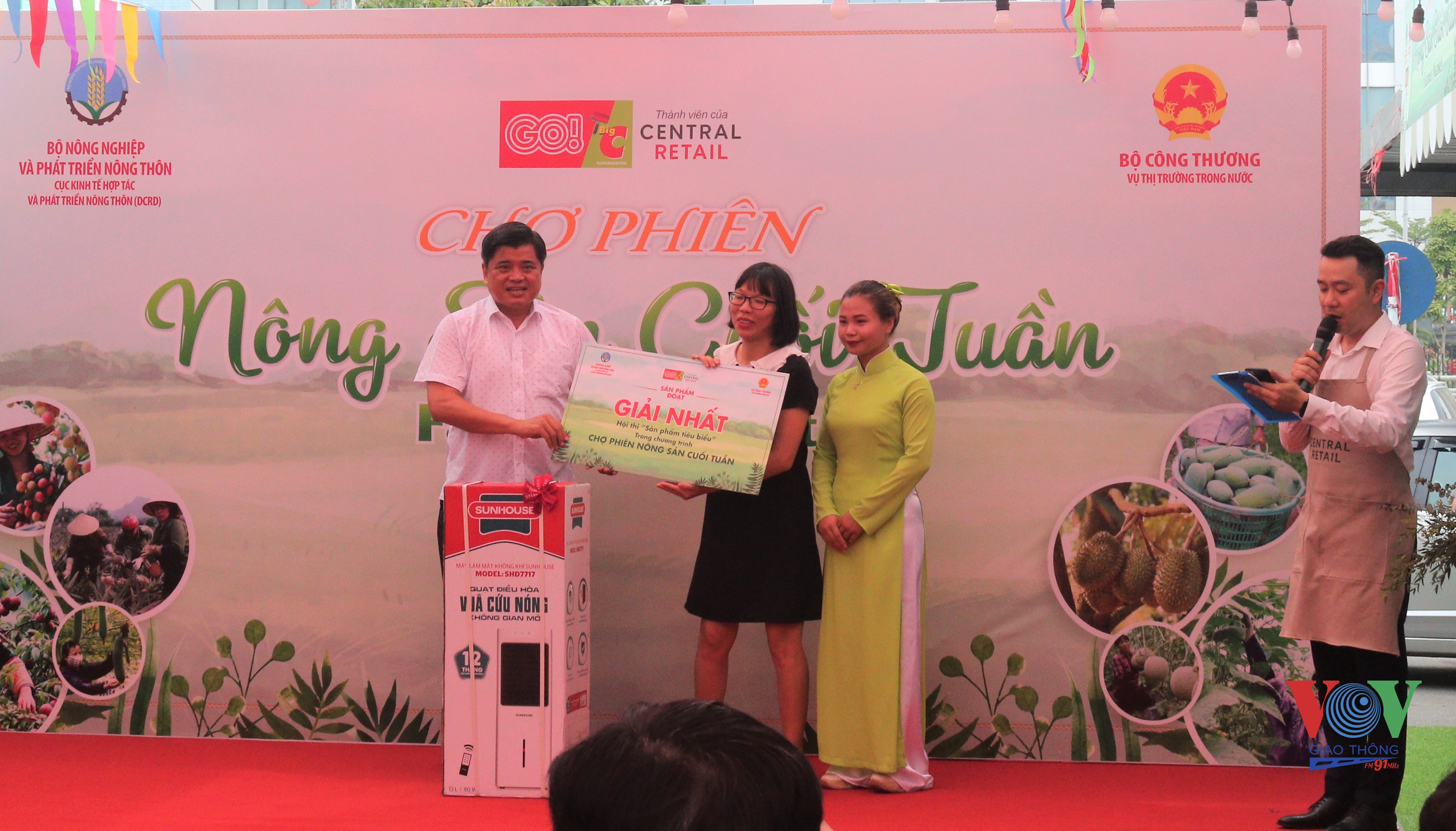 Thứ trưởng Bộ Bộ Nông nghiệp và Phát triển Nông thôn Trần Thanh Nam trao Giải nhất Hội thi Sản phẩm tiêu biểu trong Chương trình Chợ phiên Nông sản cuối tuần