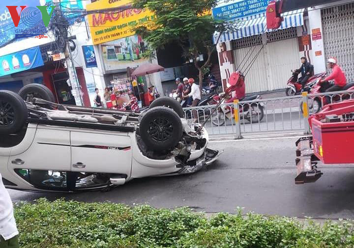 Chiếc xe lật ngửa sau tai nạn