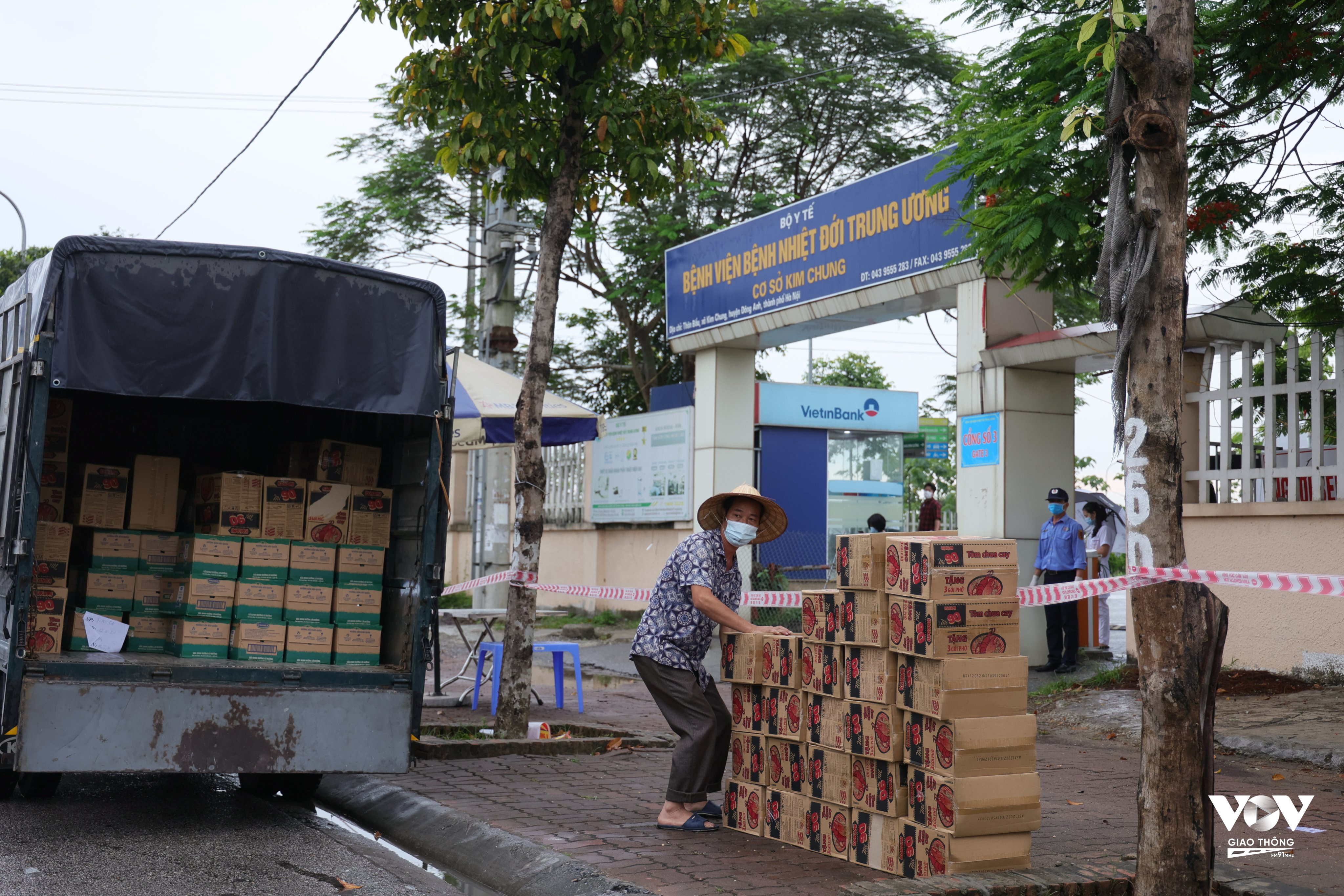 3, Số lượng lương thực thực phẩm từ UBND TP Hà Nội được vận chuyển trên 2 xe tải, gồm 2000 quả trứng, 100 thùng mì và 50 thùng sữa đặc.