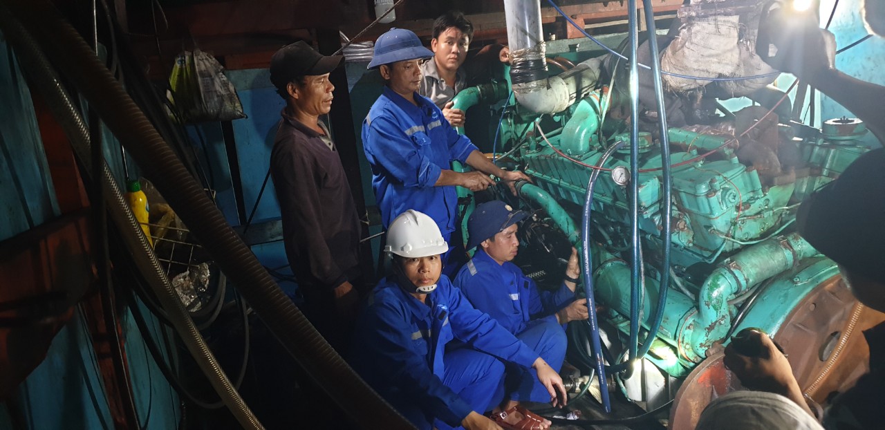 Nhân viên kỹ thuật Âu tàu Sinh Tồn tận lực sửa chữa máy tàu