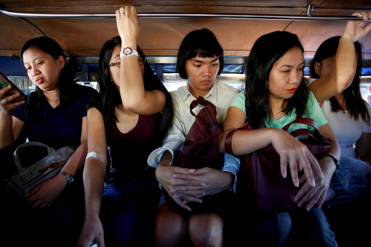 Người dân chen chúc trên một phương tiện công cộng ở Manila