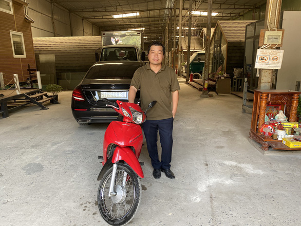 Anh Huỳnh Bảo Toàn tặng người đâm phải mình chiếc xe máy mới - Ảnh: NVCC