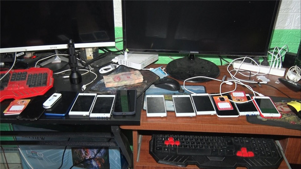 Tang vật gồm nhiều máy tính, điện thoại một đối tượng dùng để đăng tải các bài viết trên nhiều fanpage kêu gọi từ thiện bị công an thu giữ - Ảnh: CACC