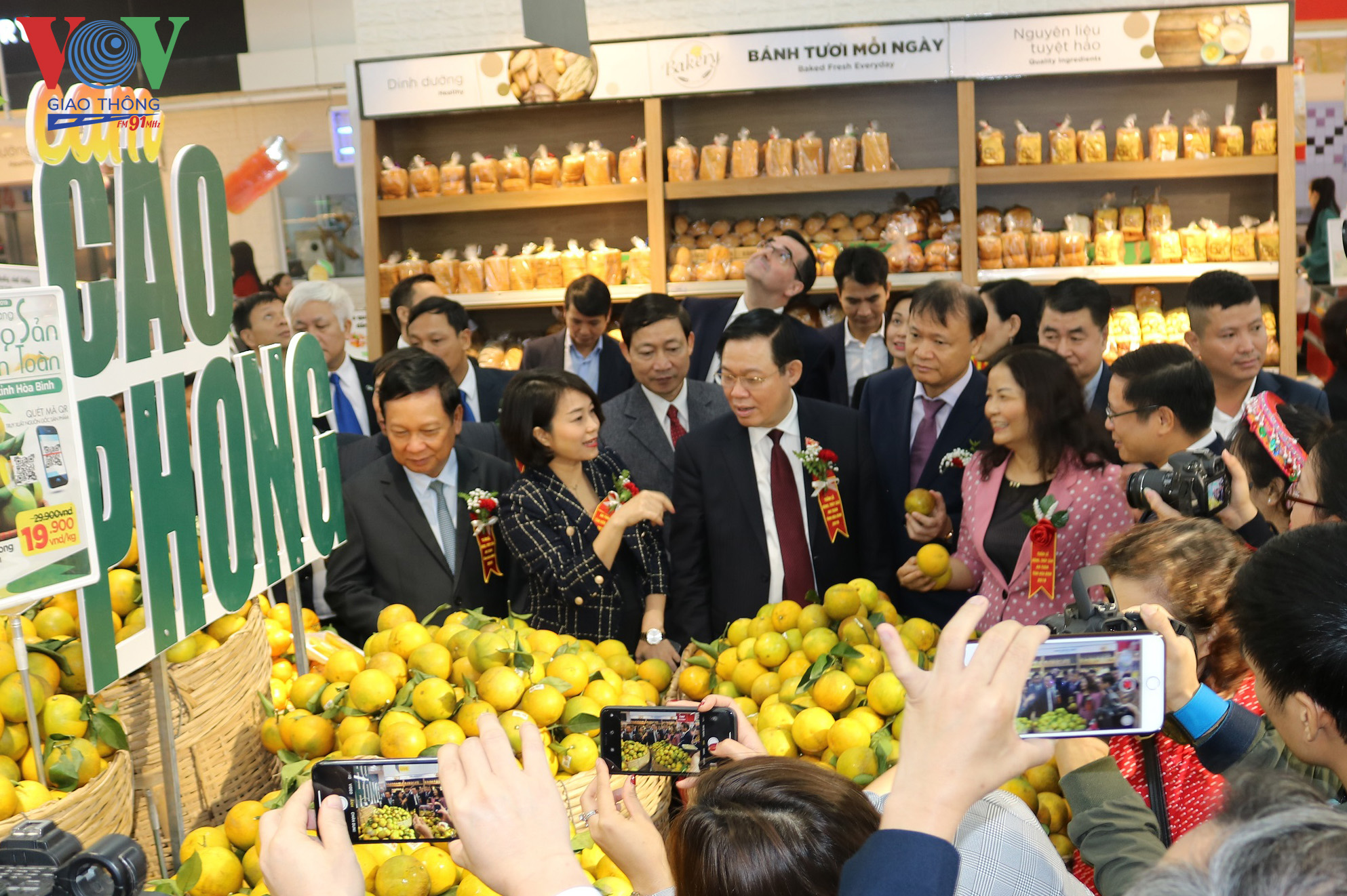 4 Các đại biểu tham quan khu vực trưng bày quảng bá cam Cao Phong tại siêu thị Big C Thăng Long