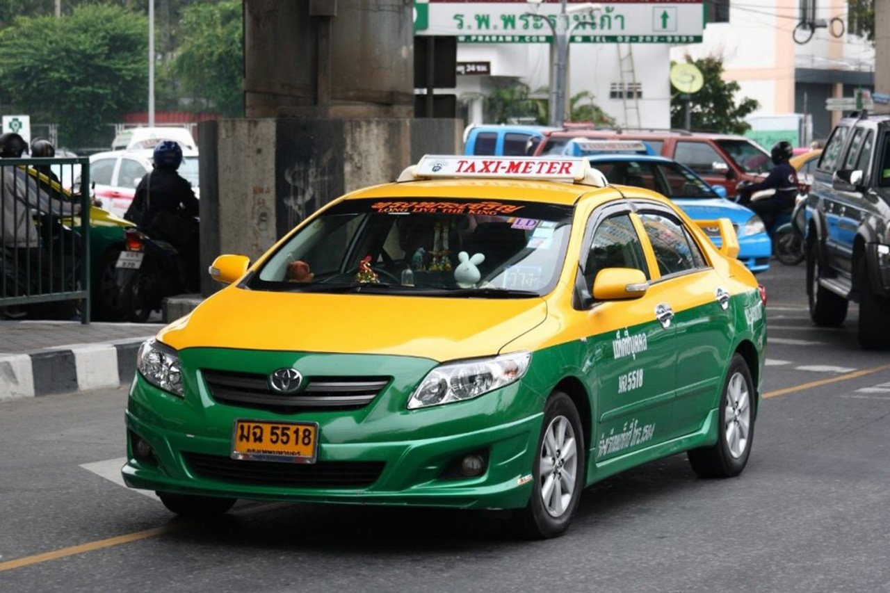 Taxi biển nền vàng tại Thái Lan