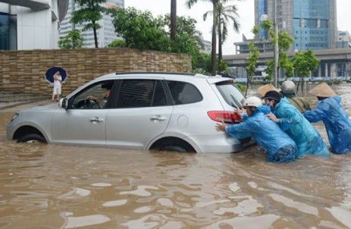 (Những cơn mưa lớn bất chợt trong mùa mưa bão có thể khiến các con phố ngập sâu. Việc trang bị cho mình những kinh nghiệm để có thể đưa xe vượt qua vùng ngập an toàn là điều cần thiết.)