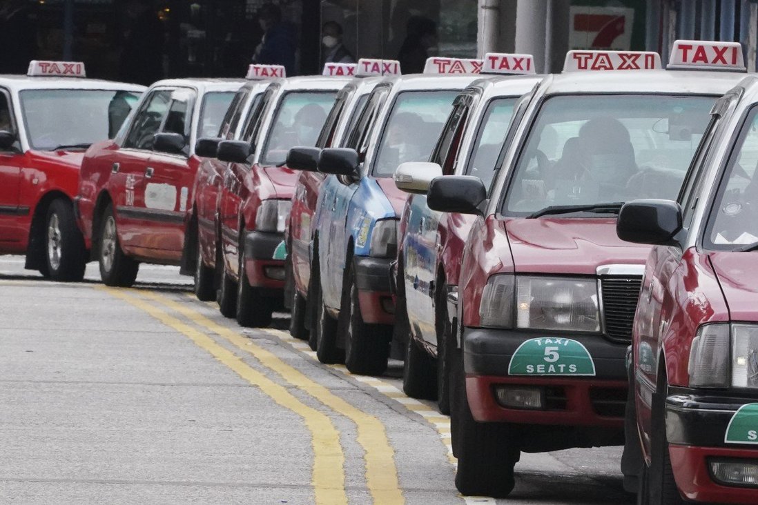 Phí bảo hiểm đang là nguồn cơn gây tranh cãi giữa các công ty taxi và bảo hiểm Hong Kong - Ảnh Scmp