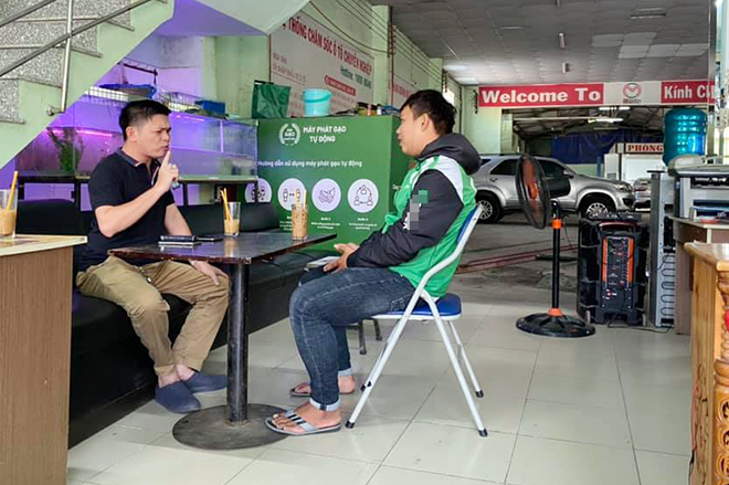 Anh Bình (mặc áo đen) cho biết sẽ hỗ trợ cho anh Đức (ngồi bên phải) học nghề và học lái xe ô tô.