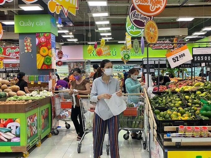 Khách đi siêu thị Co.op Xtra Phạm Văn Đồng. Ảnh: Vnexpress 