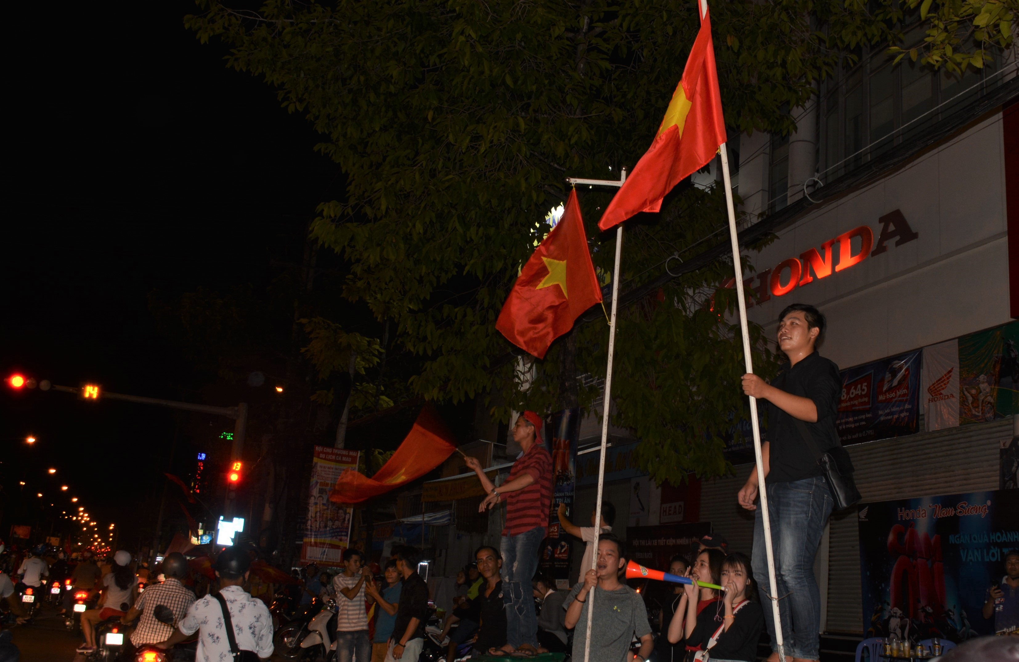 H5 - Người dân Mũi Đất Cà Mau cổ vũ cho đội U22 Việt Nam