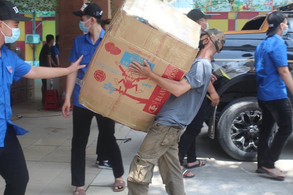 Tình nguyện viên vượt đường sá xa xôi từ Đà Lạt ra Bắc Giang tham gia hỗ trợ phòng chống dịch - Ảnh: TỈNH ĐOÀN BẮC GIANG