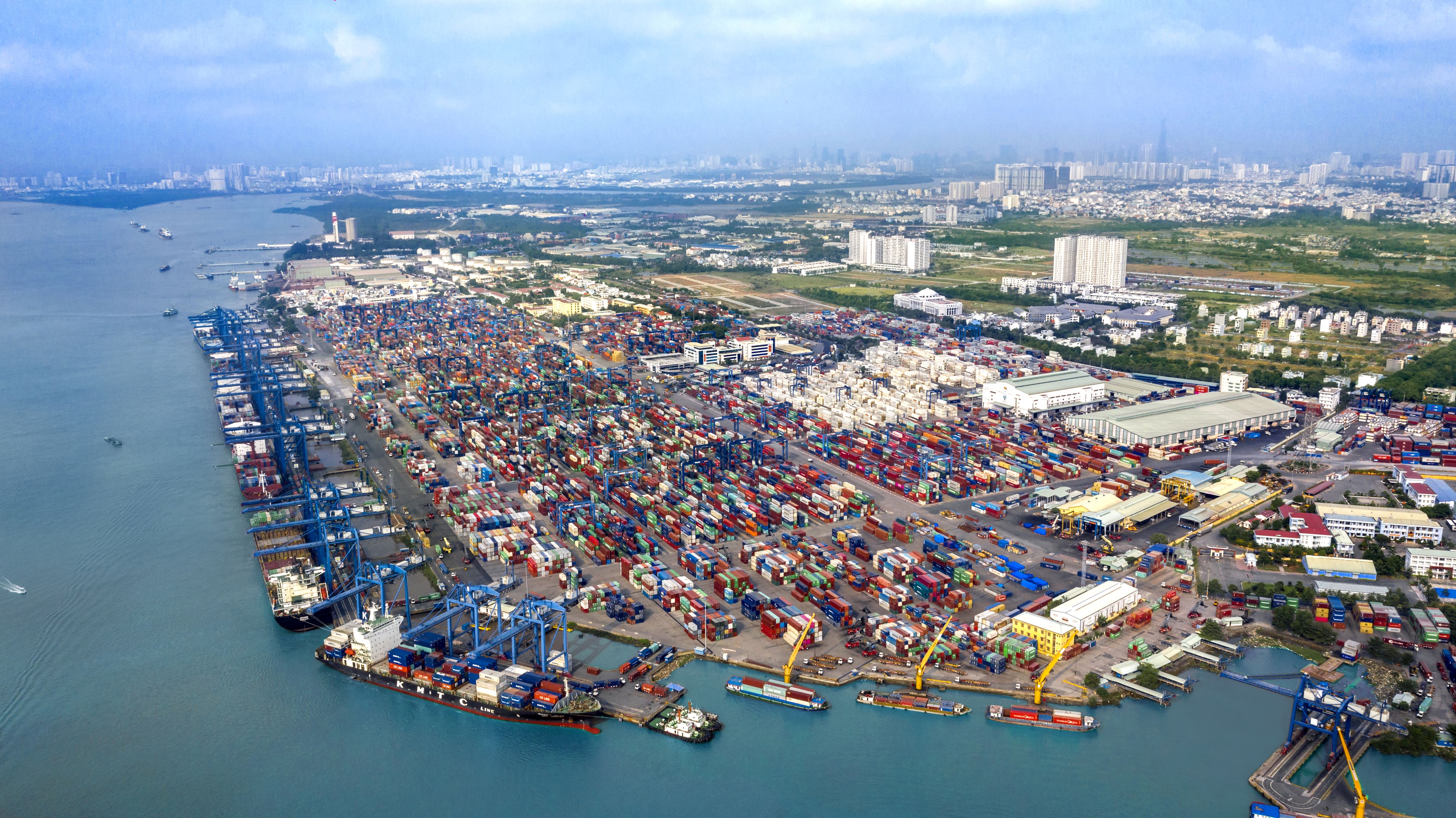 TP Thủ Đức còn có khu cảng quốc tế Tân Cảng- Cát Lái hiện đại và lớn nhất cả nước. Đây là cảng vận chuyển hàng hóa trong nước và quốc tế, có vị trí quan trọng trong vùng kinh tế trọng điểm phía Nam.