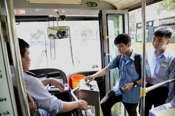 Sinh viên dùng thẻ xe buýt thông minh để thanh toán tự động trên tuyến xe buýt số 86 (Bến Thành - ĐH Tôn Đức Thắng - cầu Long Kiểng) - Ảnh: Tuổi trẻ