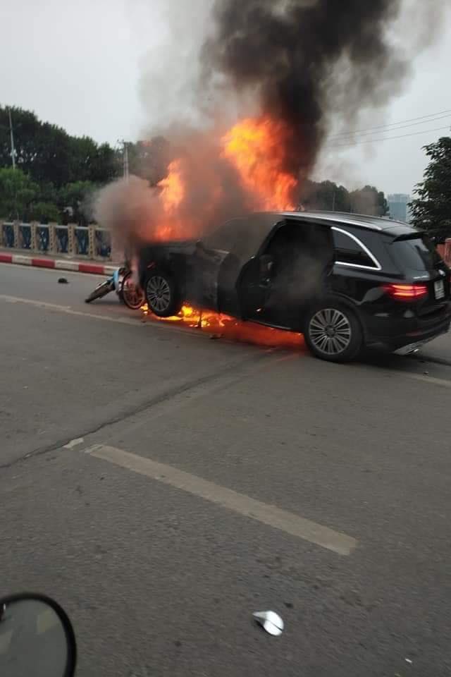 Tai nạn liên hoàn, Mercedes bốc cháy, một phụ nữ đi xe máy tử vong 