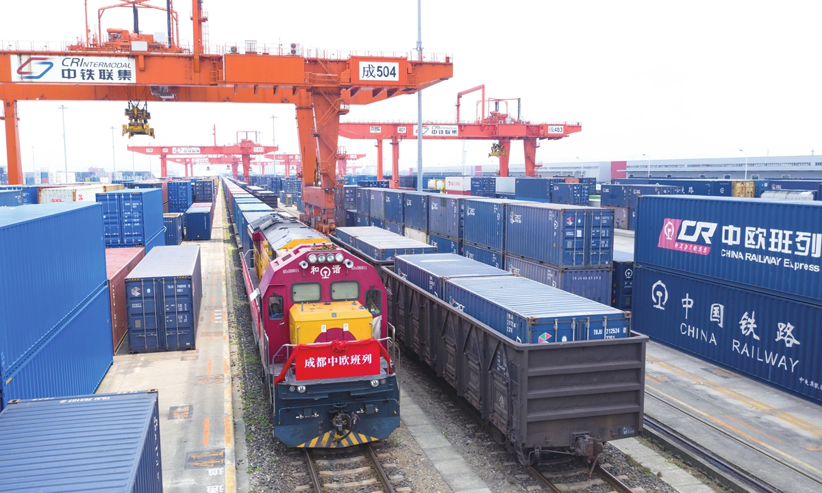Một chuyến tàu chở hàng Trung Quốc - châu Âu rời Cảng Đường sắt Quốc tế Thành Đô, Tây Nam Trung Quốc vào đầu tháng 7 - Ảnh: cnsphoto