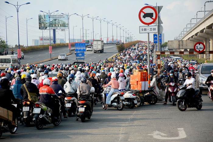 Xa lộ Hà Nội, đoạn cầu Rạch Chiếc, TP. Thủ Đức thường xuyên kẹt xe hướng về cầu Sài Gòn