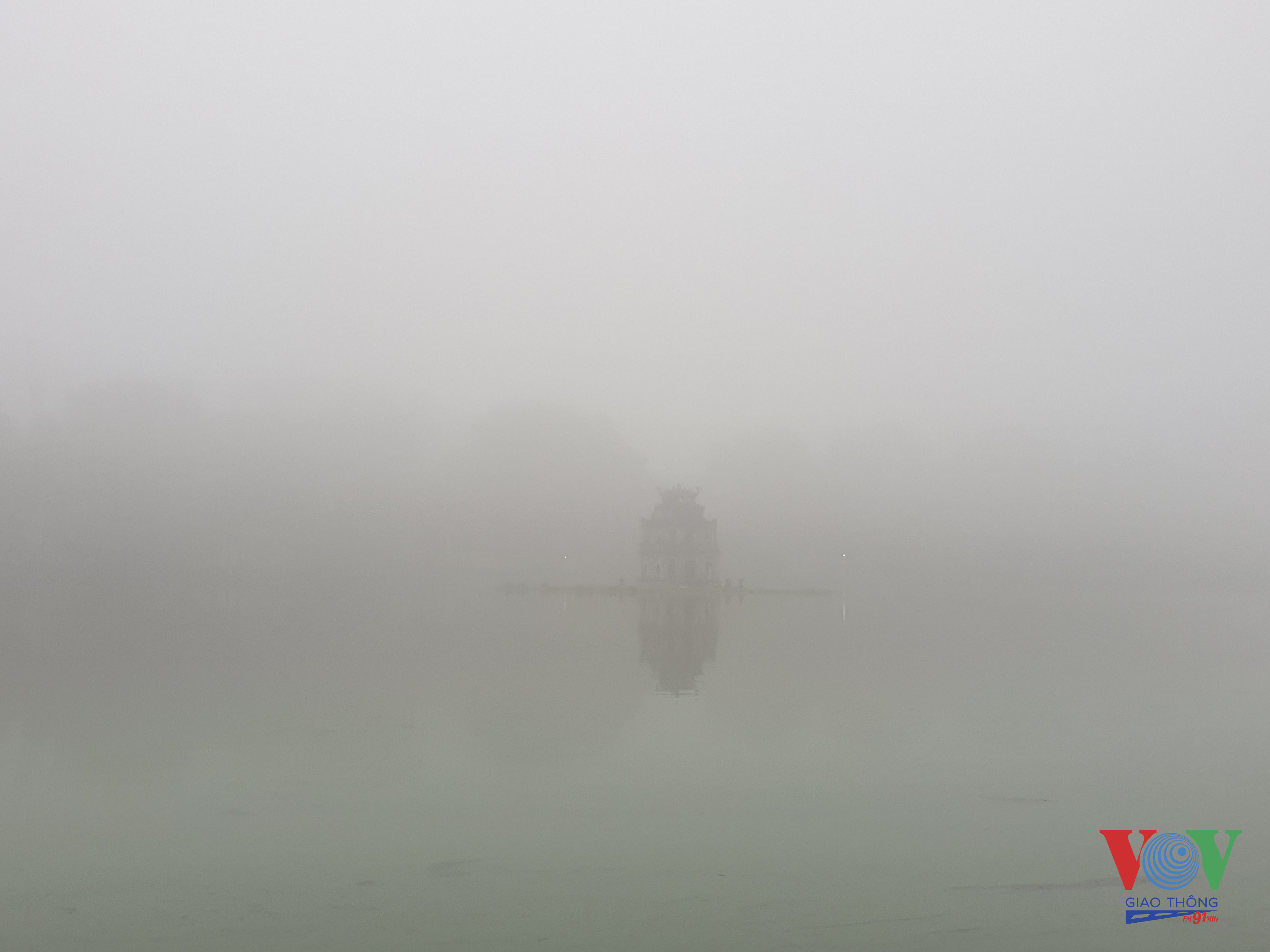 8 Hình ảnh tháp Rùa mờ mịt trong sương cũng trở thành cảm hứng sáng tác cho các nhiếp ảnh gia.