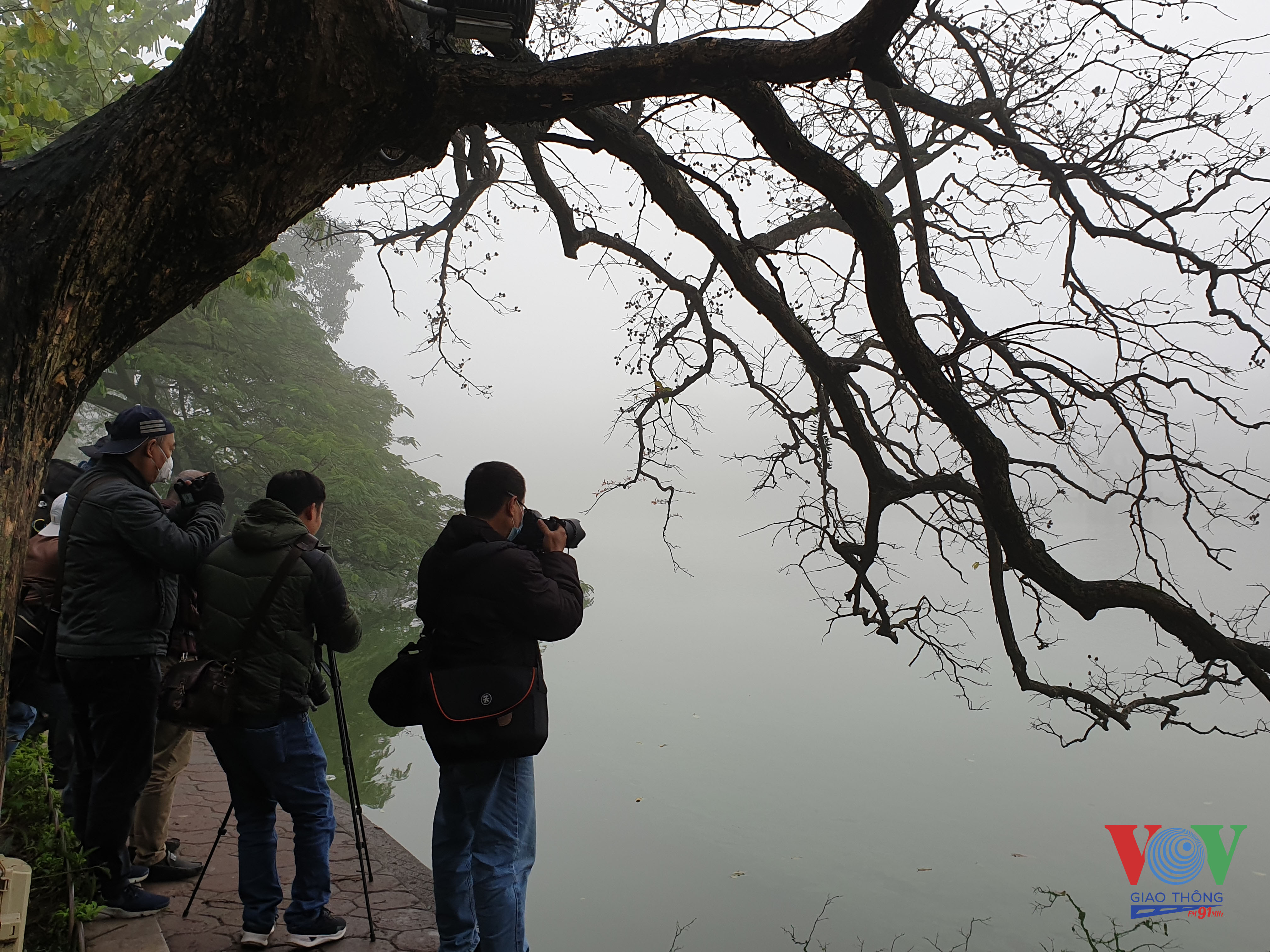 8 Hình ảnh tháp Rùa mờ mịt trong sương cũng trở thành cảm hứng sáng tác cho các nhiếp ảnh gia.