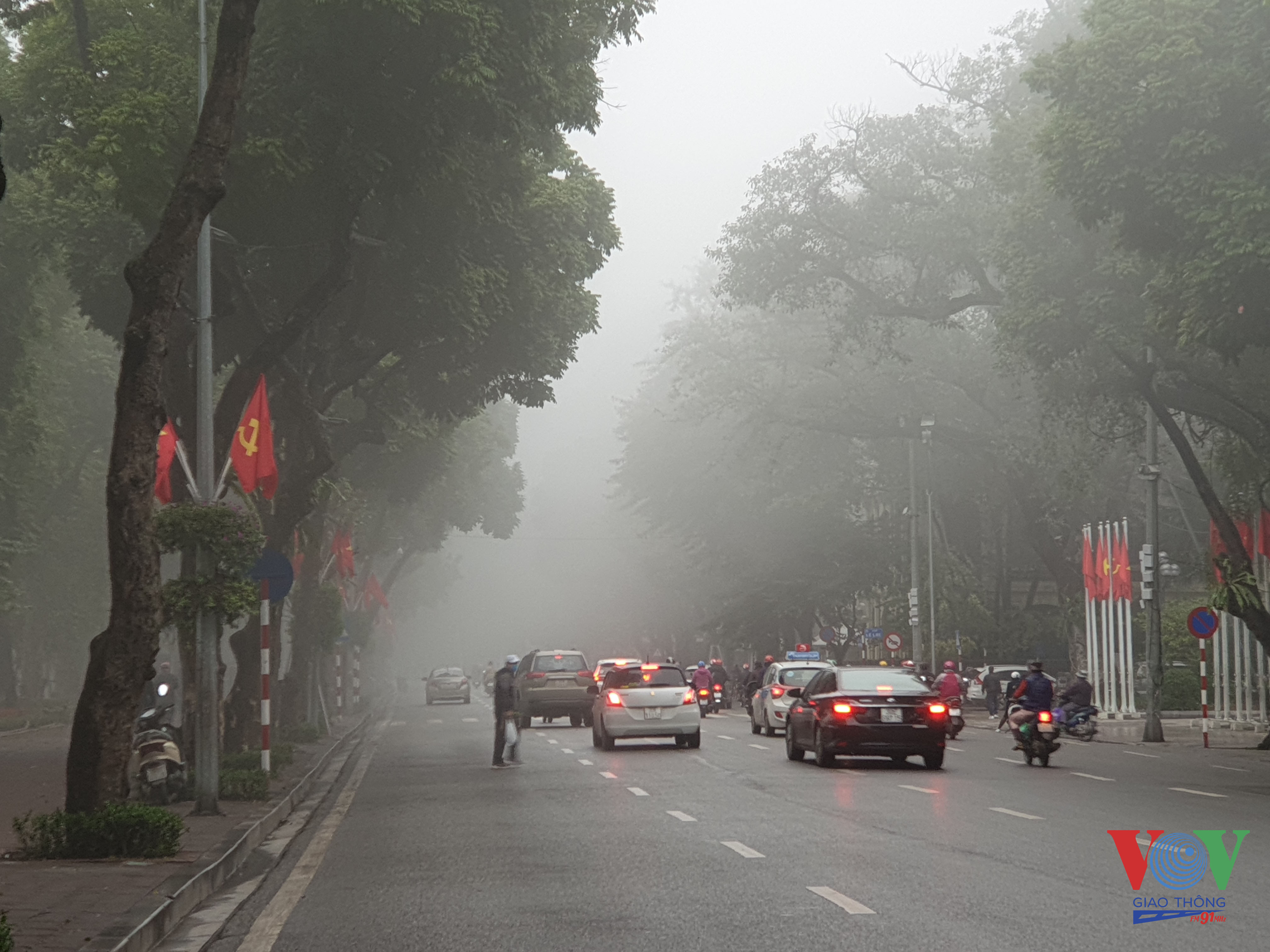 9 Thời gian gần đây hiện tượng sương mù ở Hà Nội thường xuyên xuất hiện. Theo cơ quan khí tượng thủy văn, hiện tượng sương mù ở Hà Nội và các tỉnh miền Bắc do ảnh hưởng của khối không khí lạnh suy yếu, di chuyển lệch đông và đới gió đông nam đưa ẩm từ biển vào.