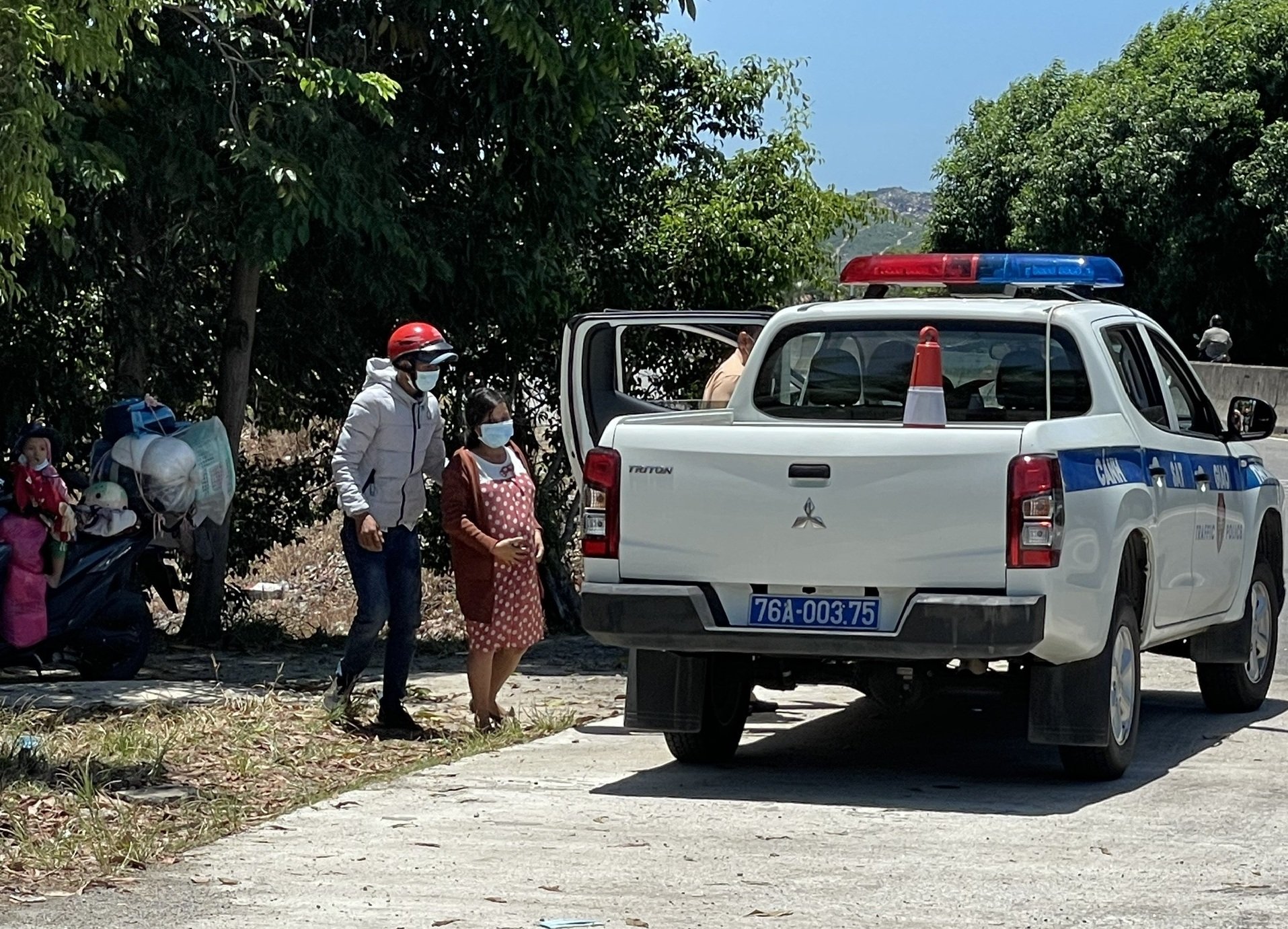CSGT Quảng Ngãi dùng xe đặc chủng chở gia đình sản phụ đi cấp cứu.